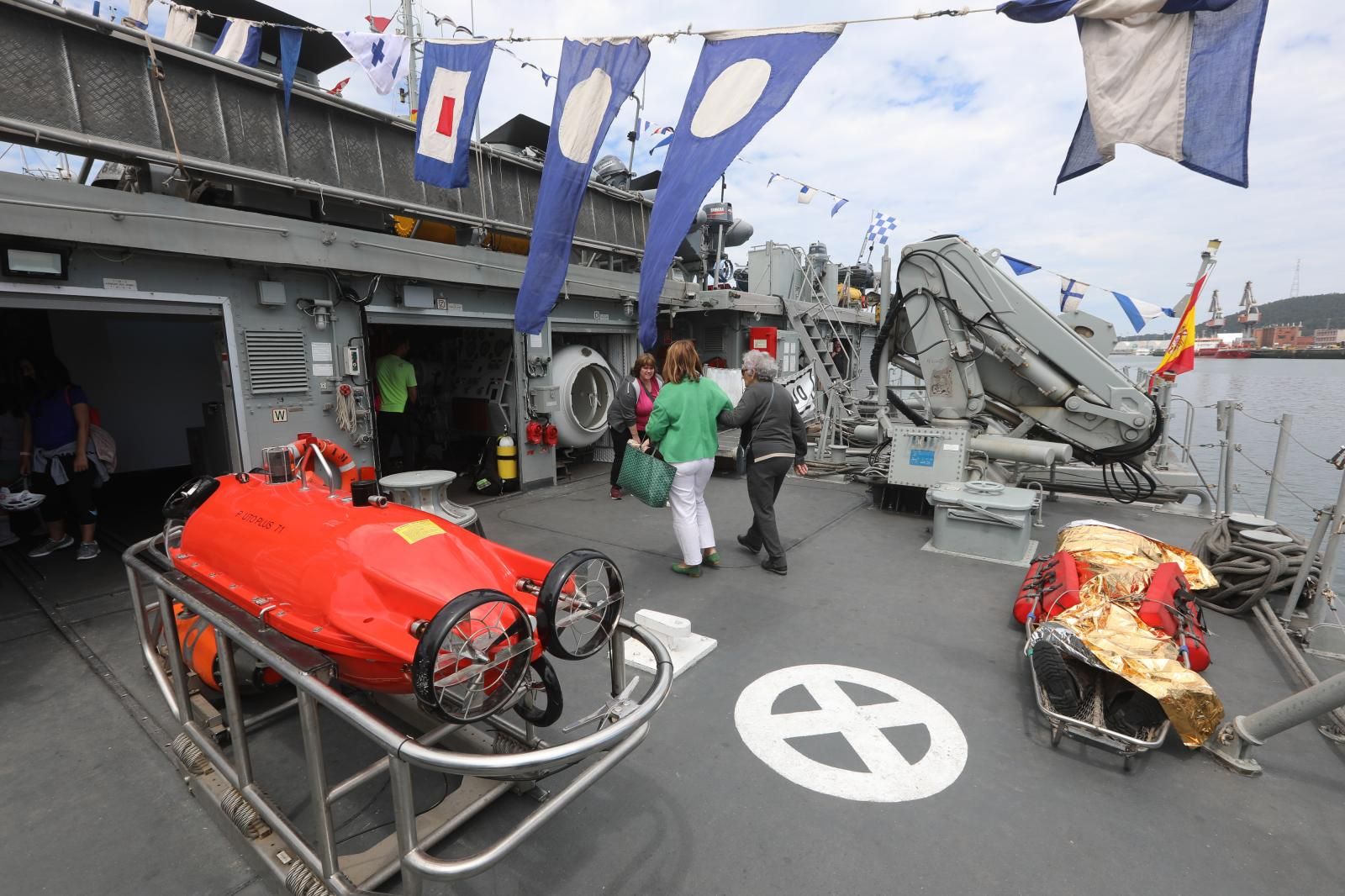 Los avilesinos se suben a bordo de los cazaminas de la Armada