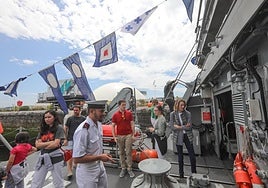 Los avilesinos se suben a bordo de los cazaminas de la Armada