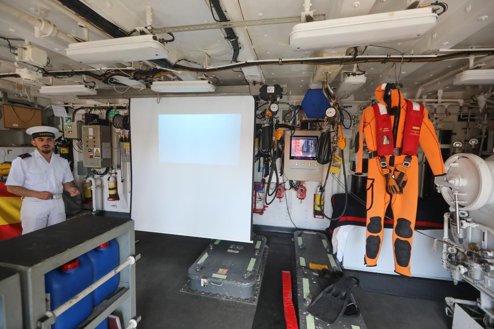 Los avilesinos se suben a bordo de los cazaminas de la Armada