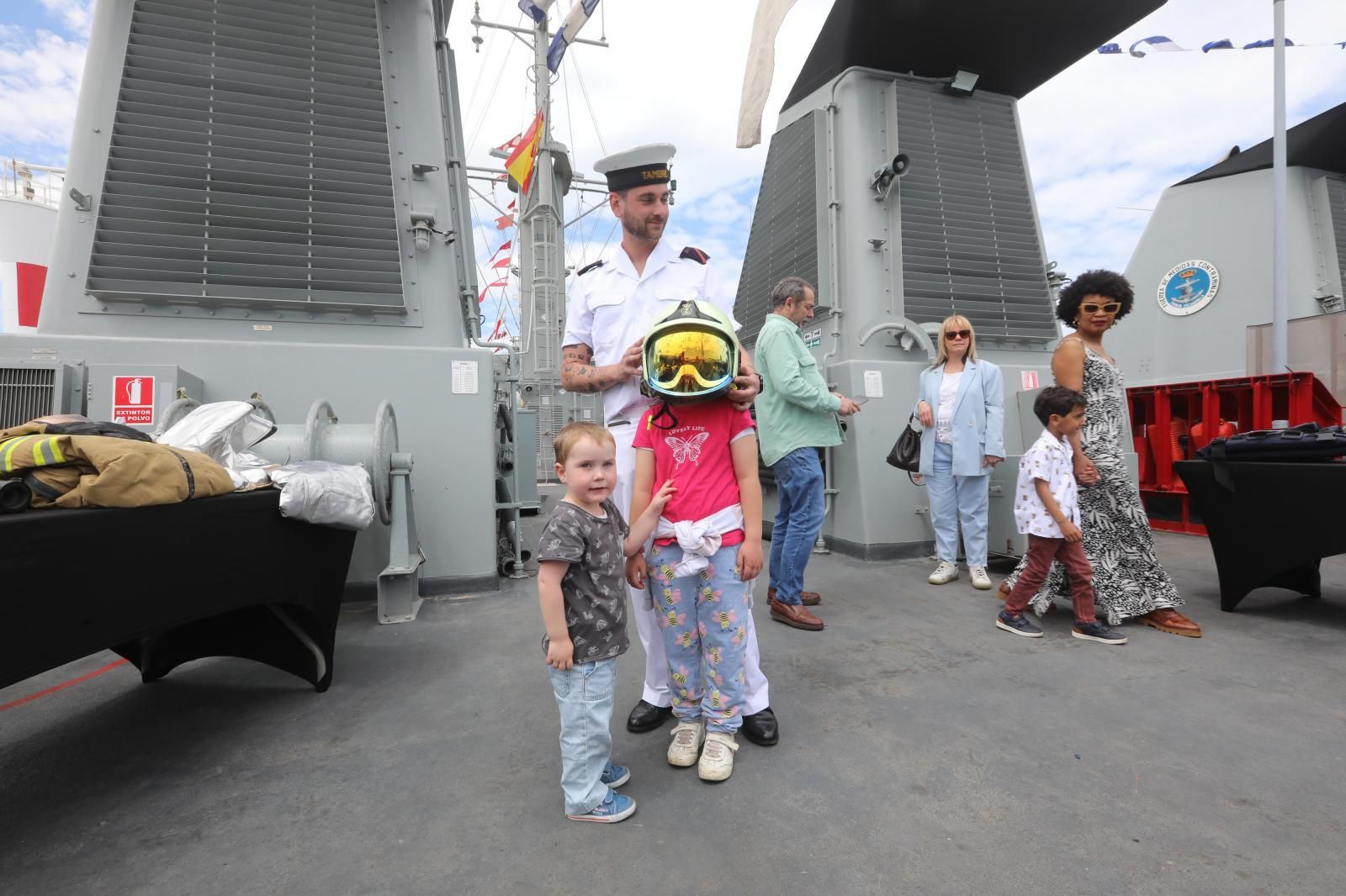 Los avilesinos se suben a bordo de los cazaminas de la Armada