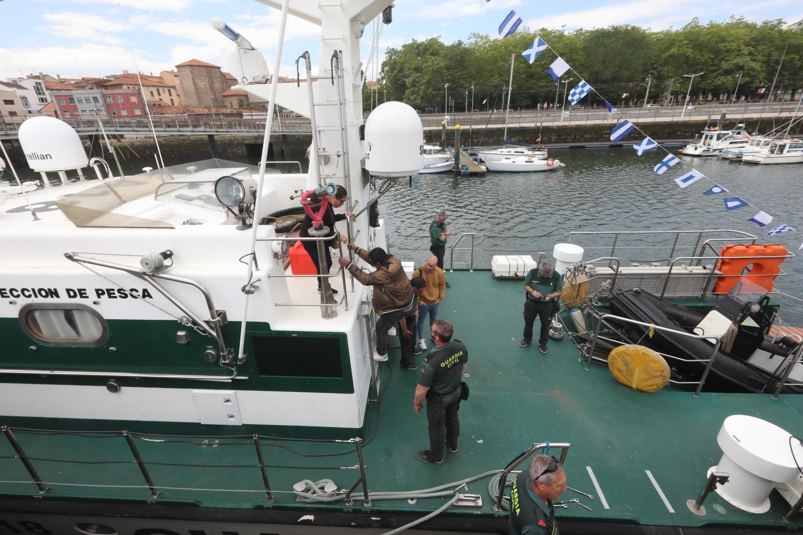 Los avilesinos se suben a bordo de los cazaminas de la Armada
