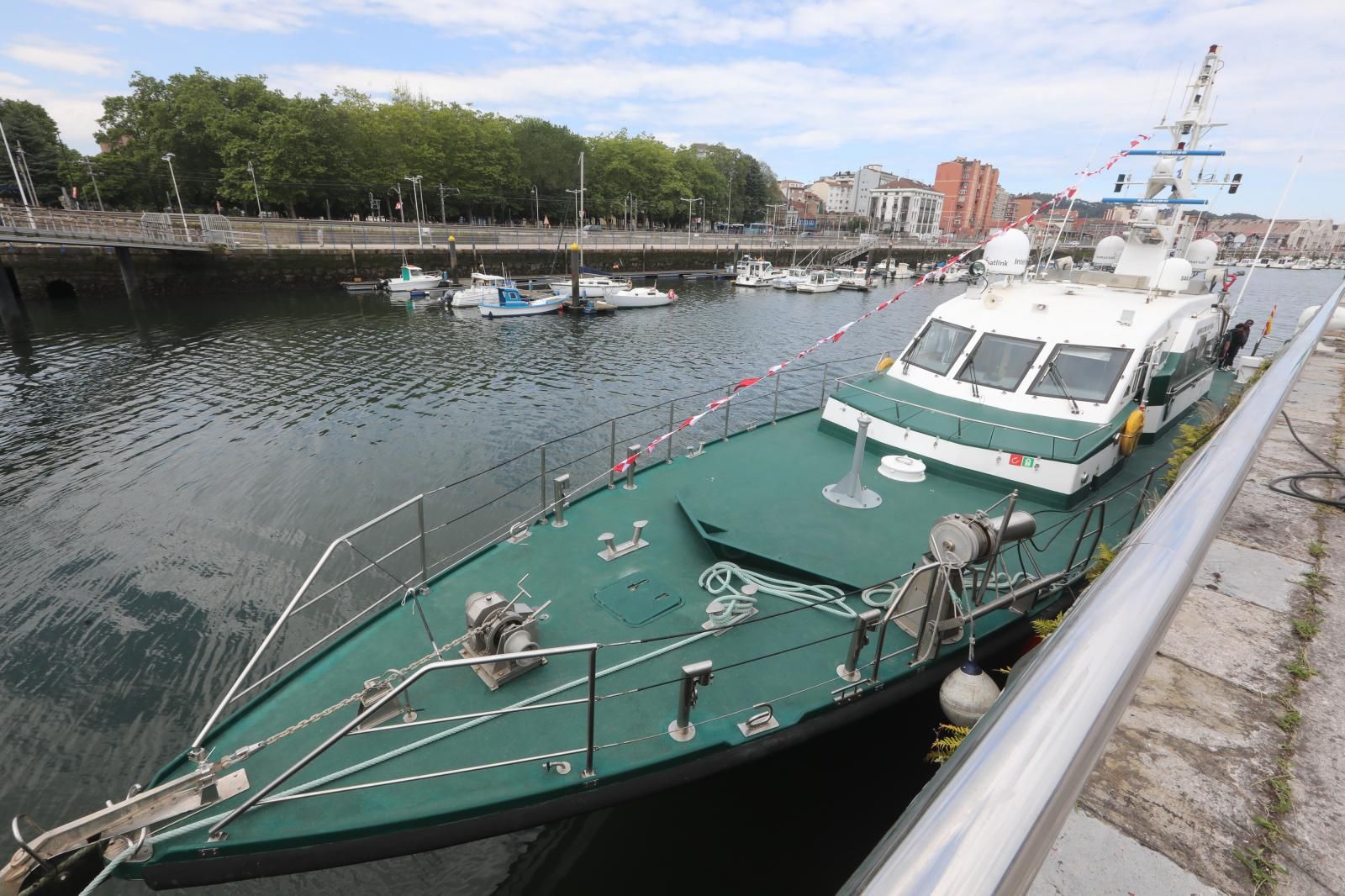 Los avilesinos se suben a bordo de los cazaminas de la Armada
