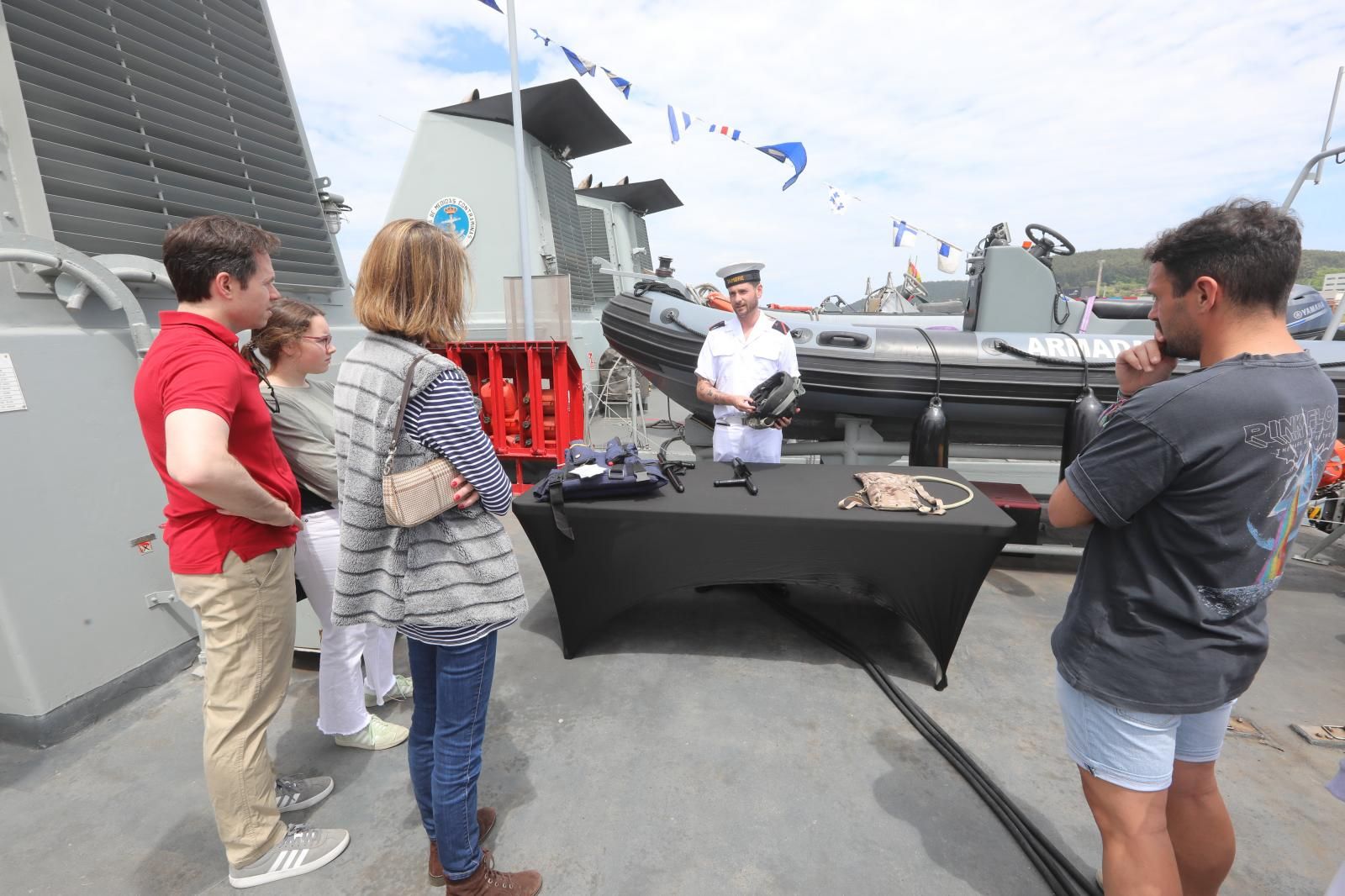 Los avilesinos se suben a bordo de los cazaminas de la Armada