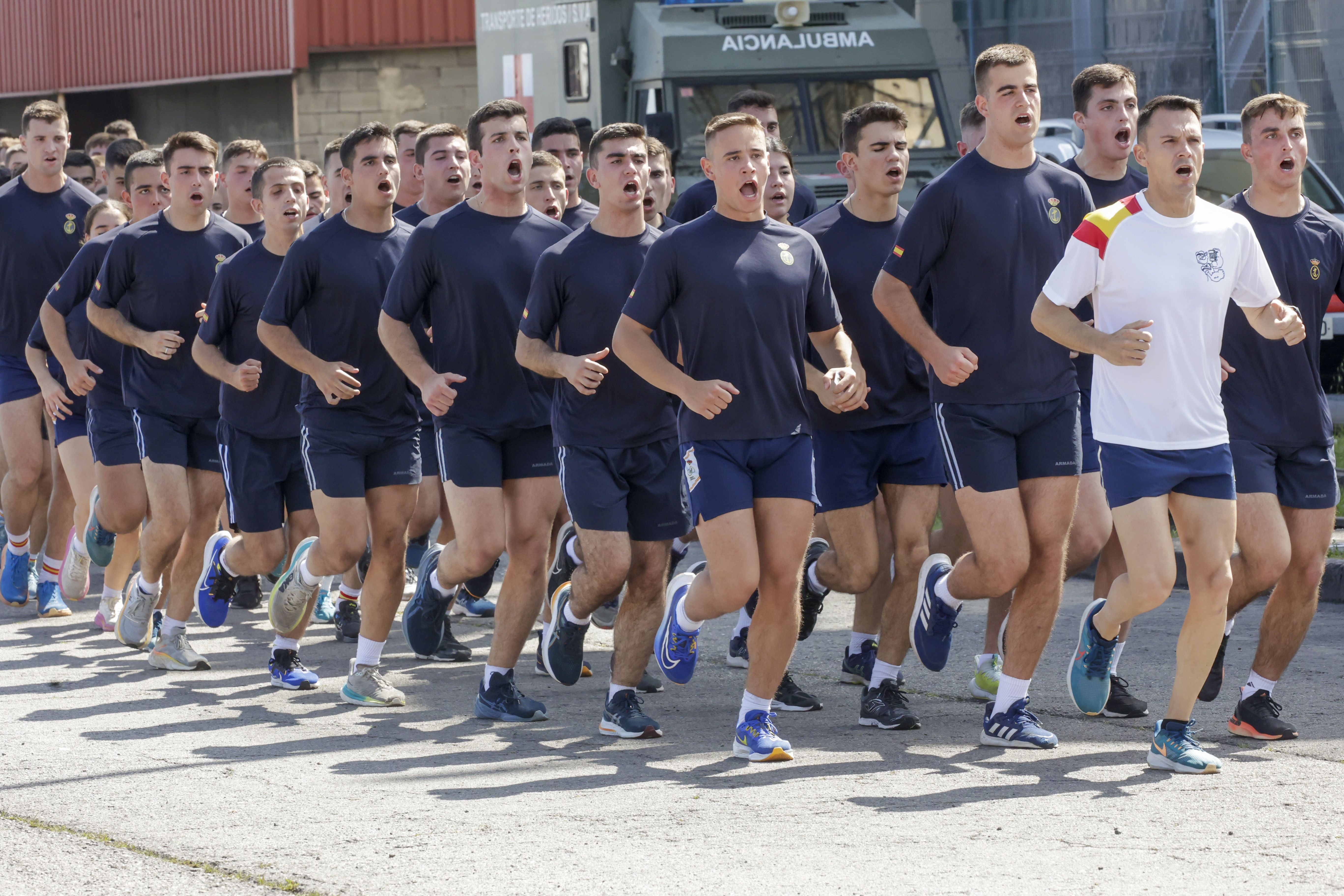 Nadie se quiere perder los buques de la Armada en Gijón