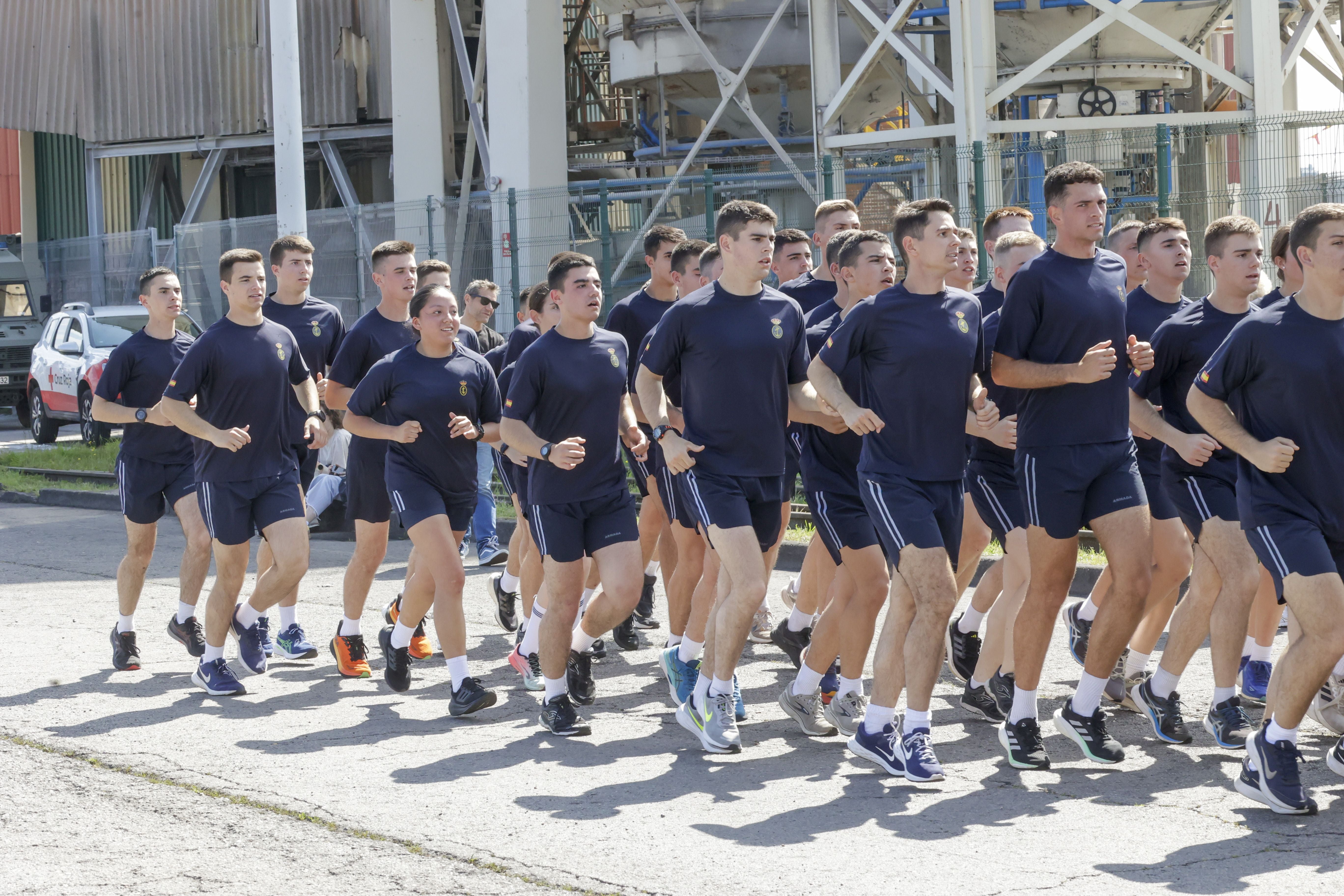 Nadie se quiere perder los buques de la Armada en Gijón