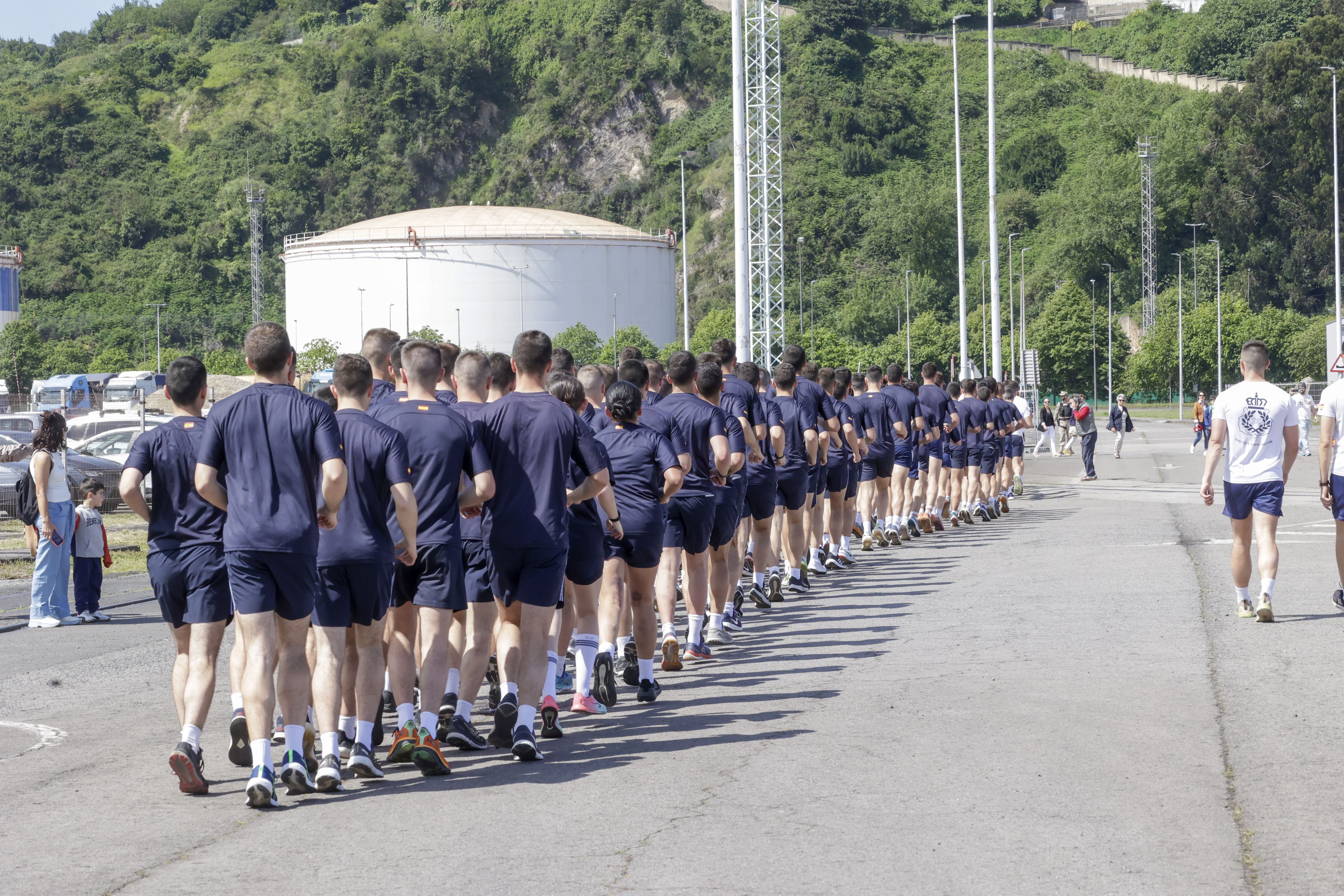Nadie se quiere perder los buques de la Armada en Gijón