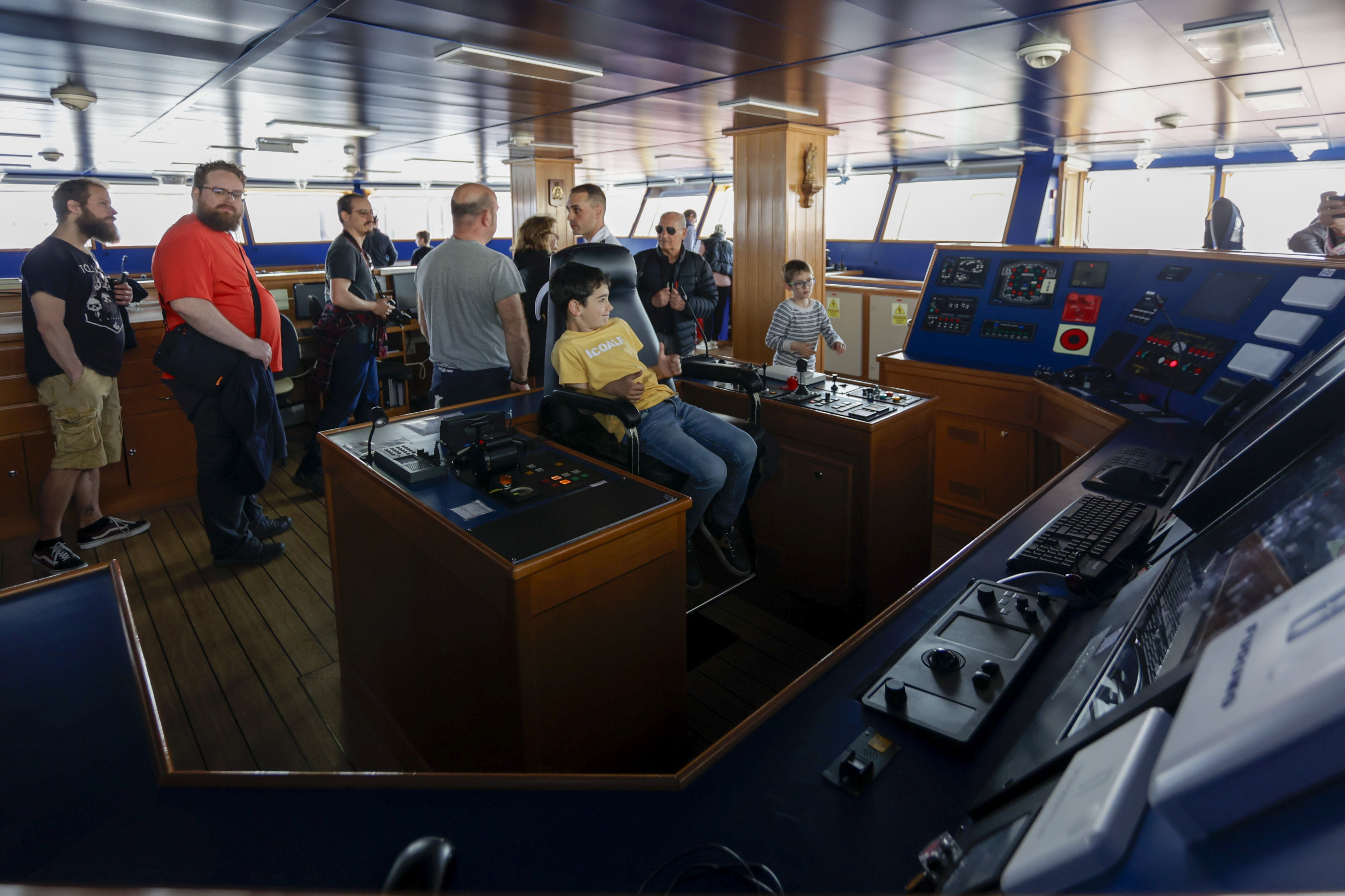 Nadie se quiere perder los buques de la Armada en Gijón