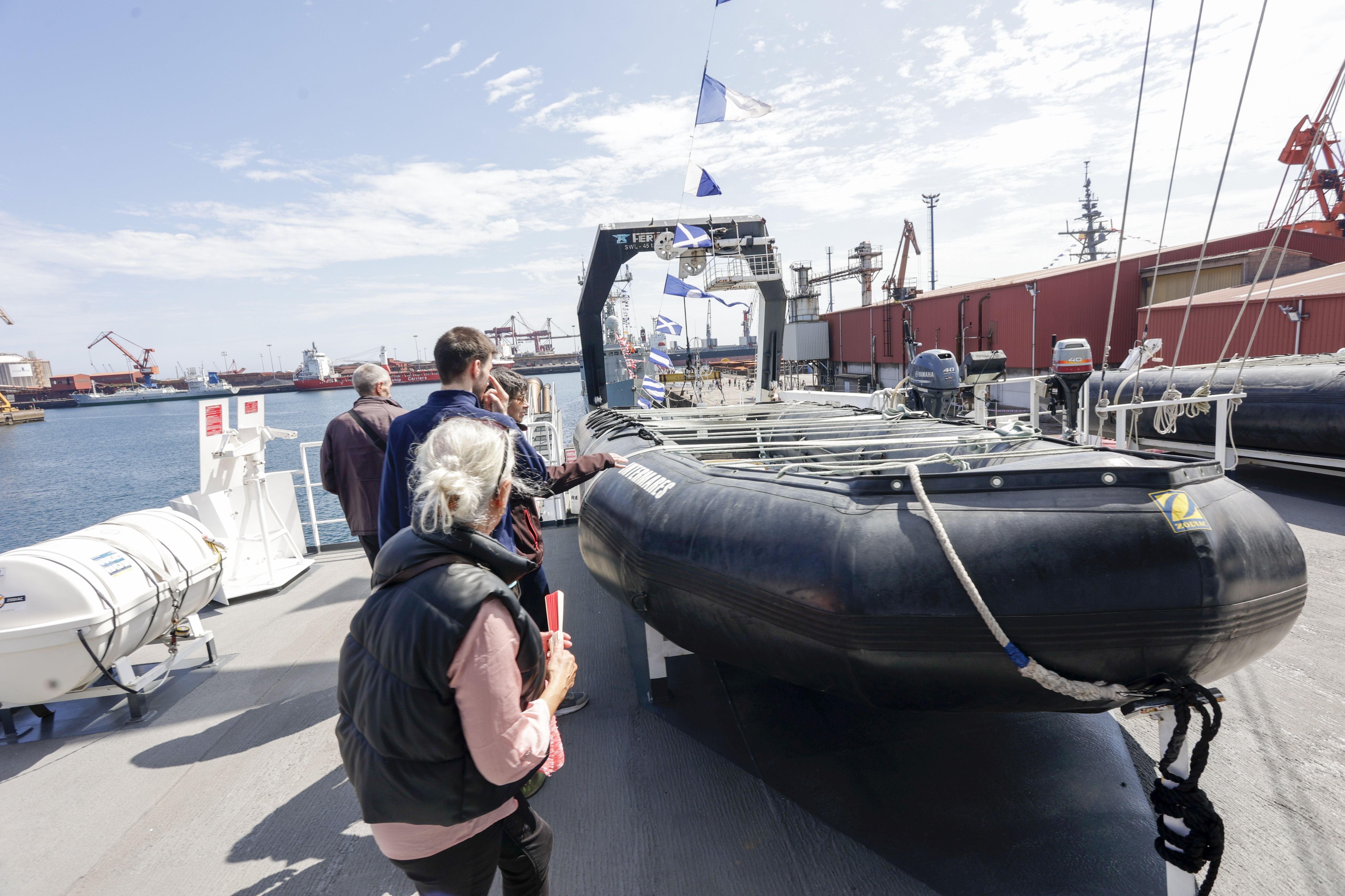 Nadie se quiere perder los buques de la Armada en Gijón