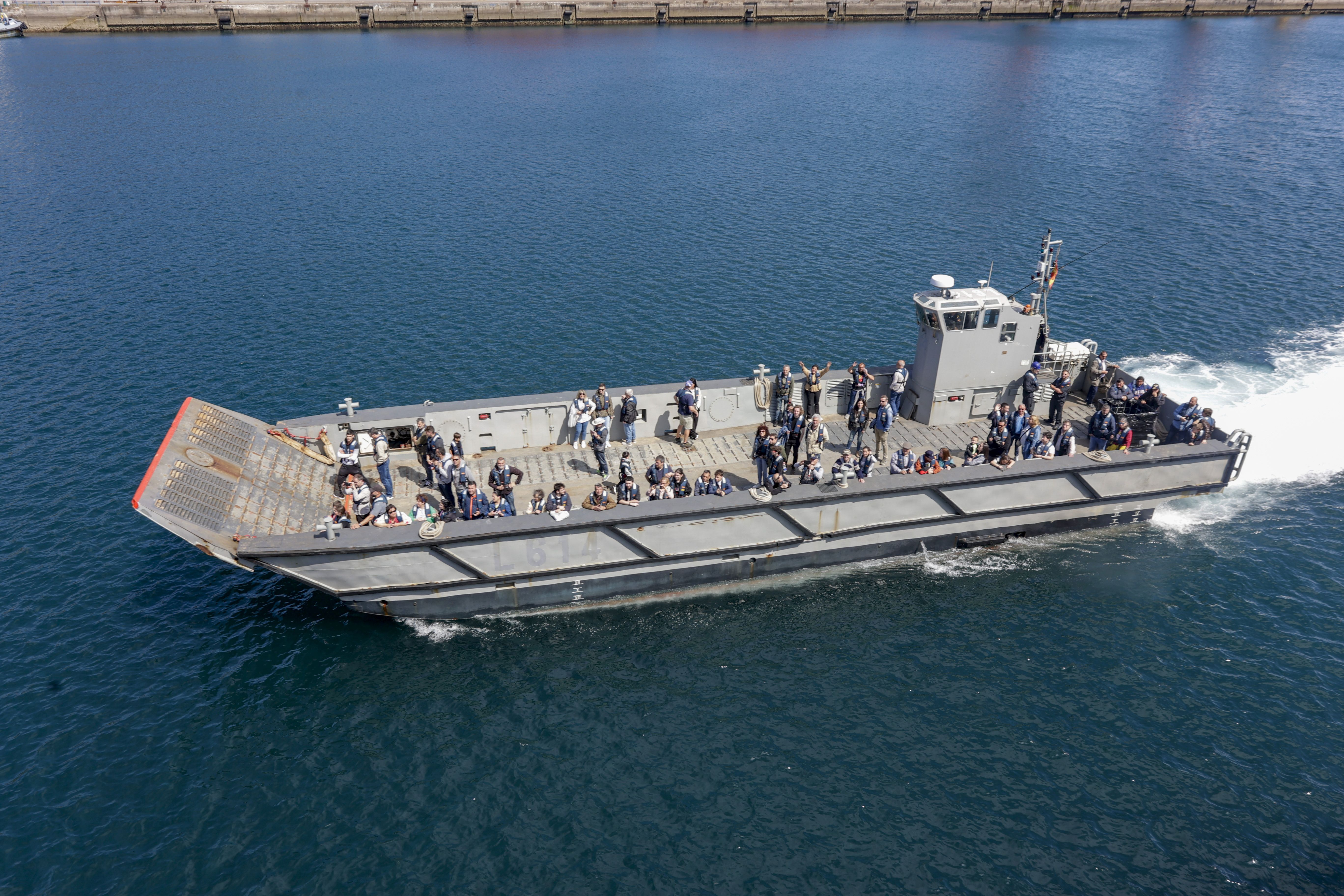 Nadie se quiere perder los buques de la Armada en Gijón
