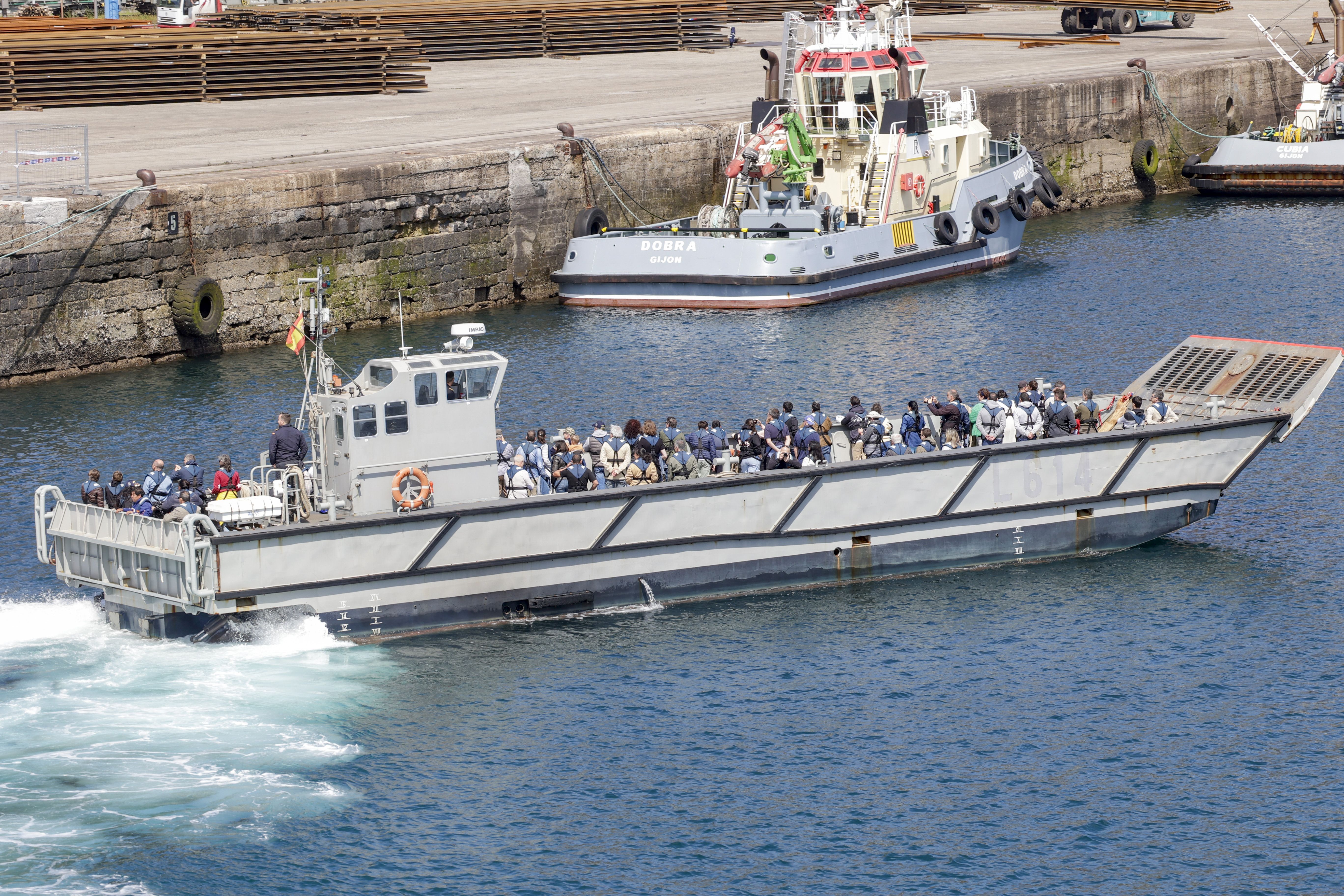 Nadie se quiere perder los buques de la Armada en Gijón