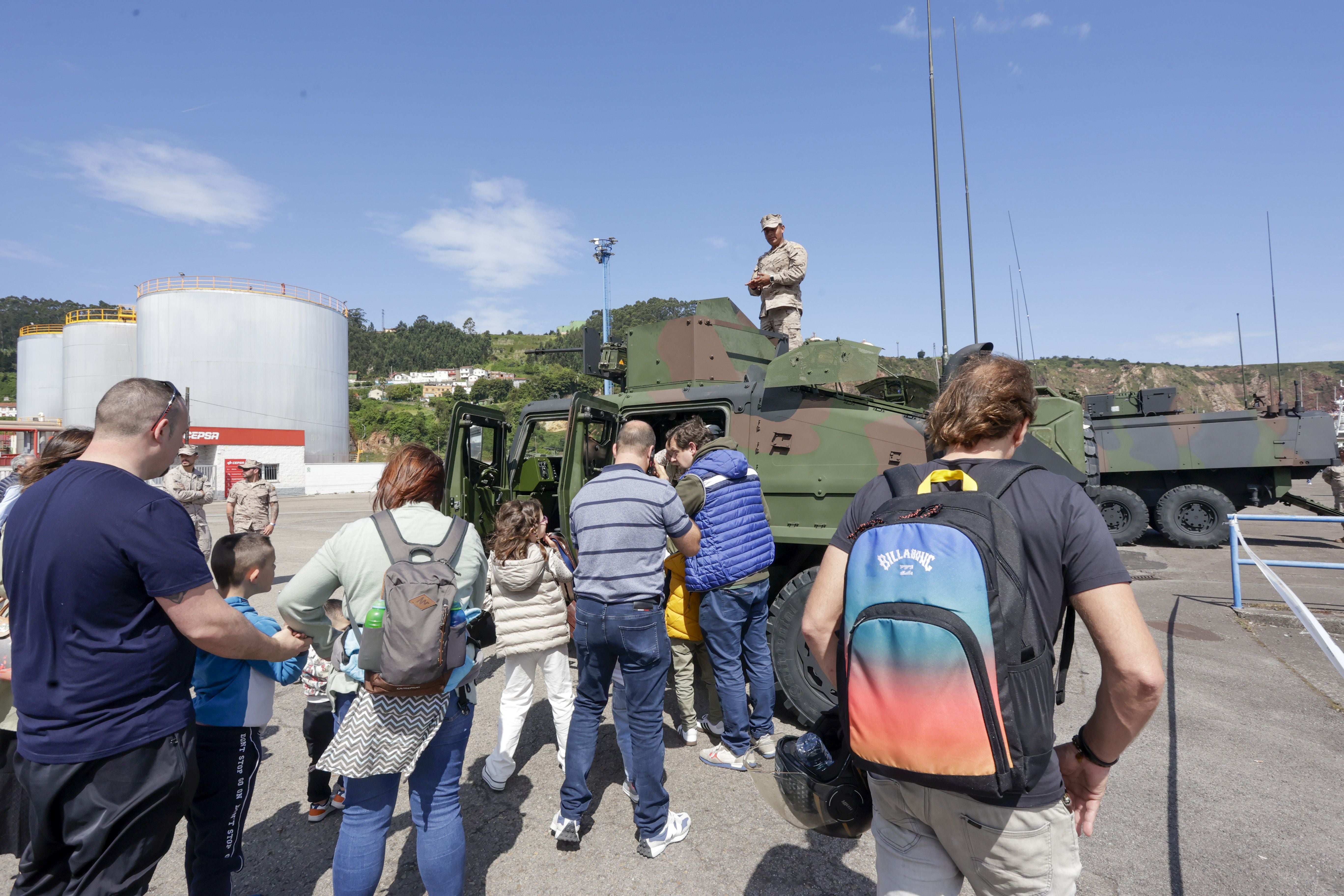 Nadie se quiere perder los buques de la Armada en Gijón