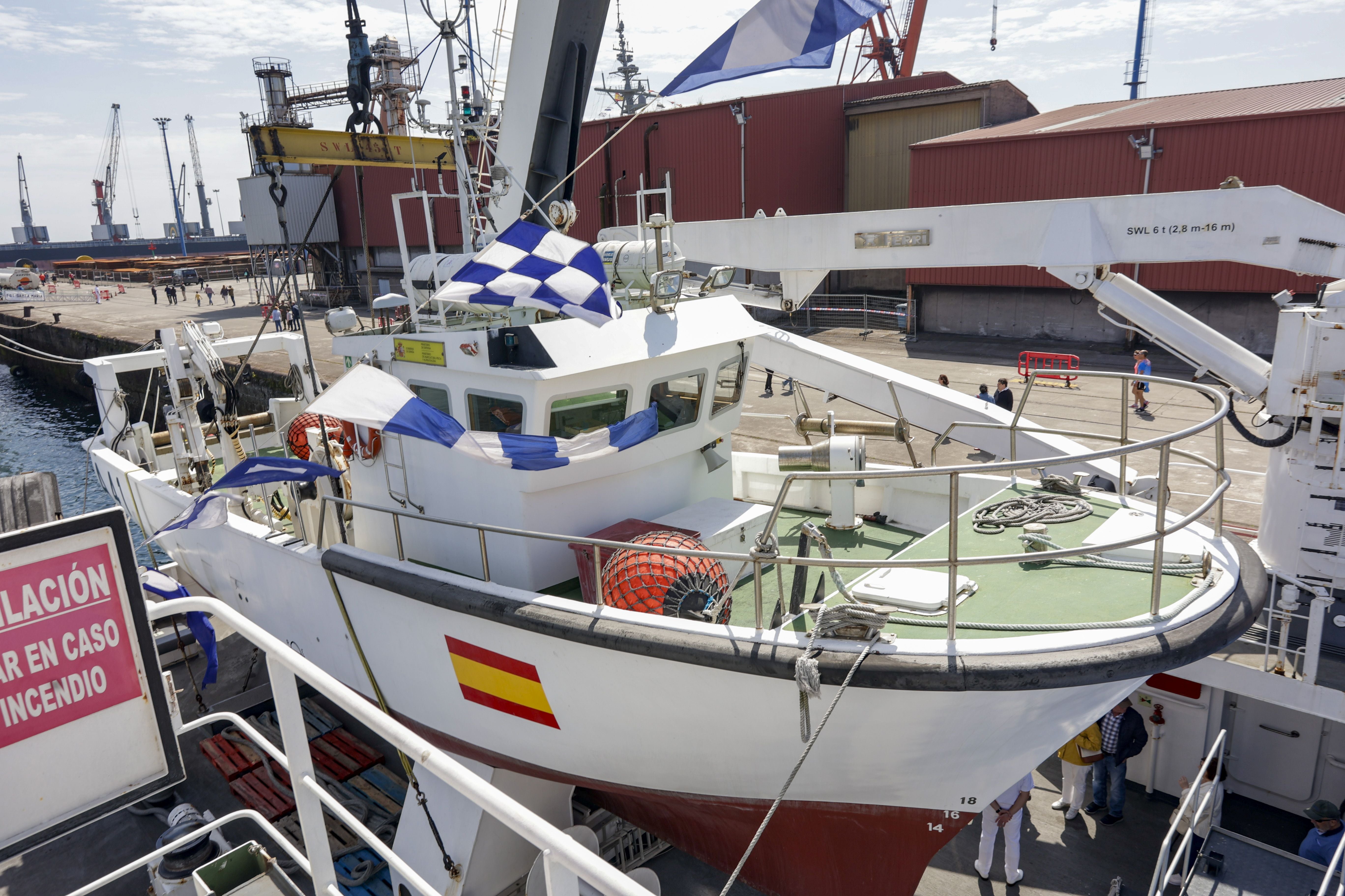 Nadie se quiere perder los buques de la Armada en Gijón