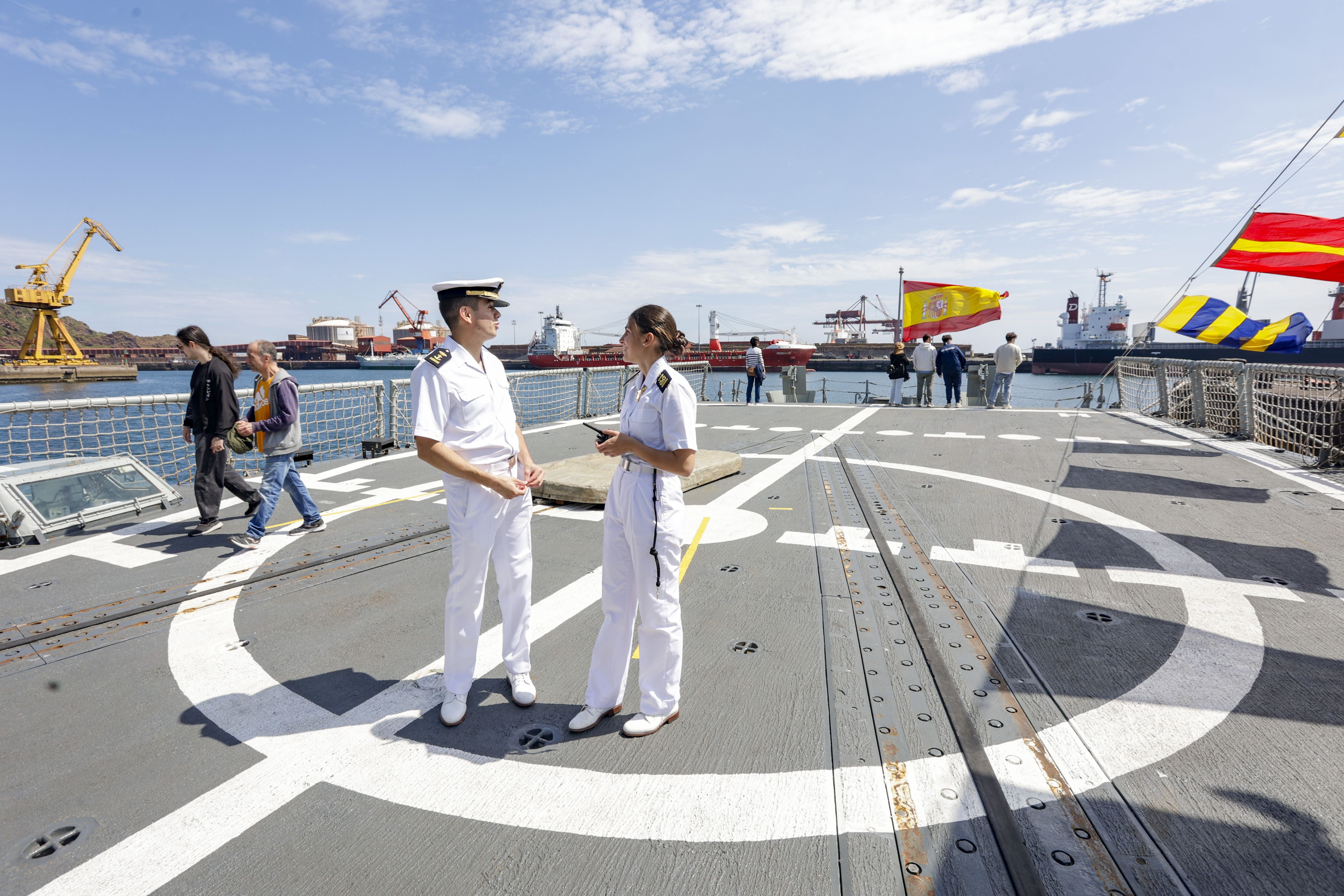 Nadie se quiere perder los buques de la Armada en Gijón
