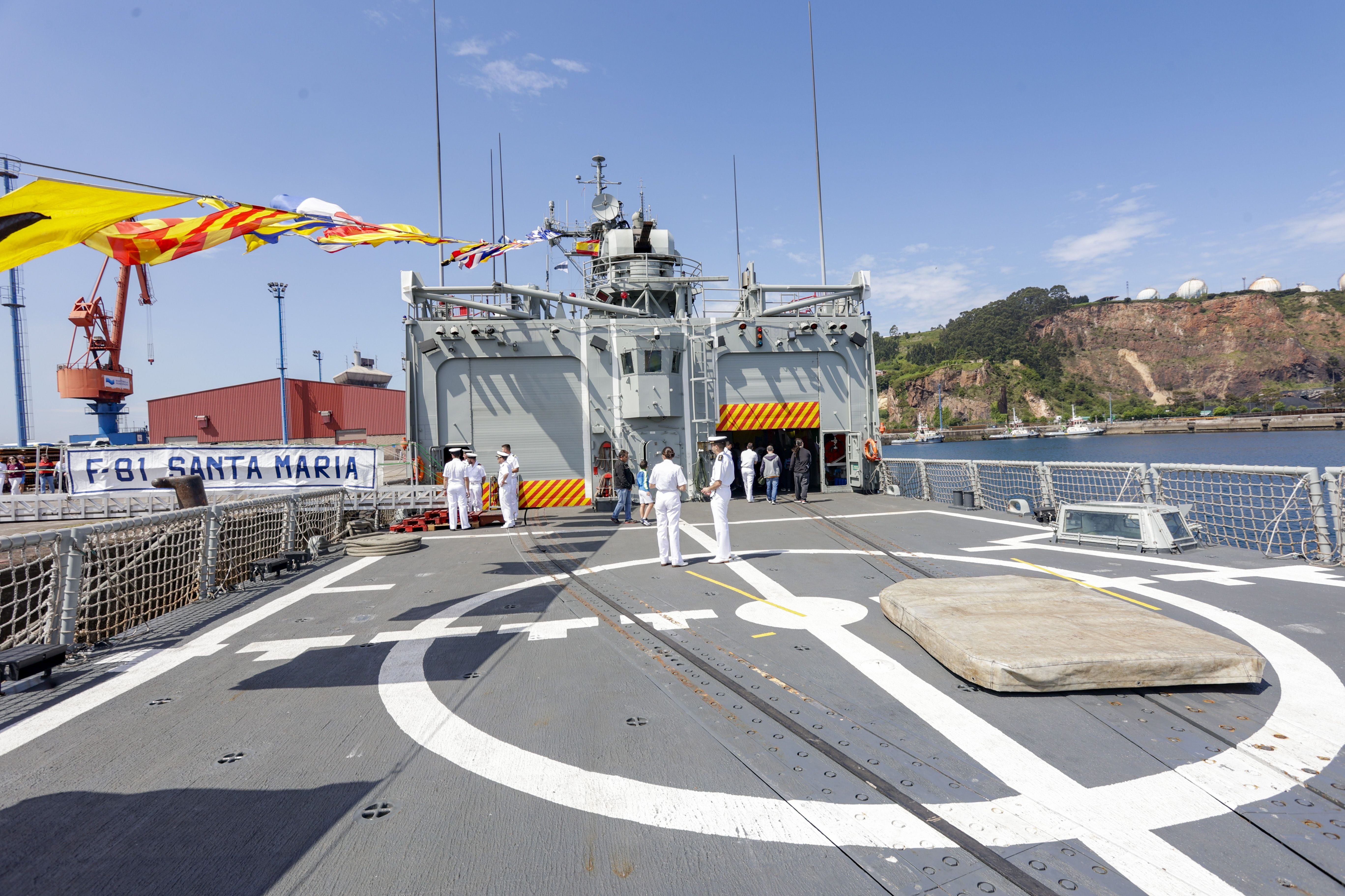 Nadie se quiere perder los buques de la Armada en Gijón