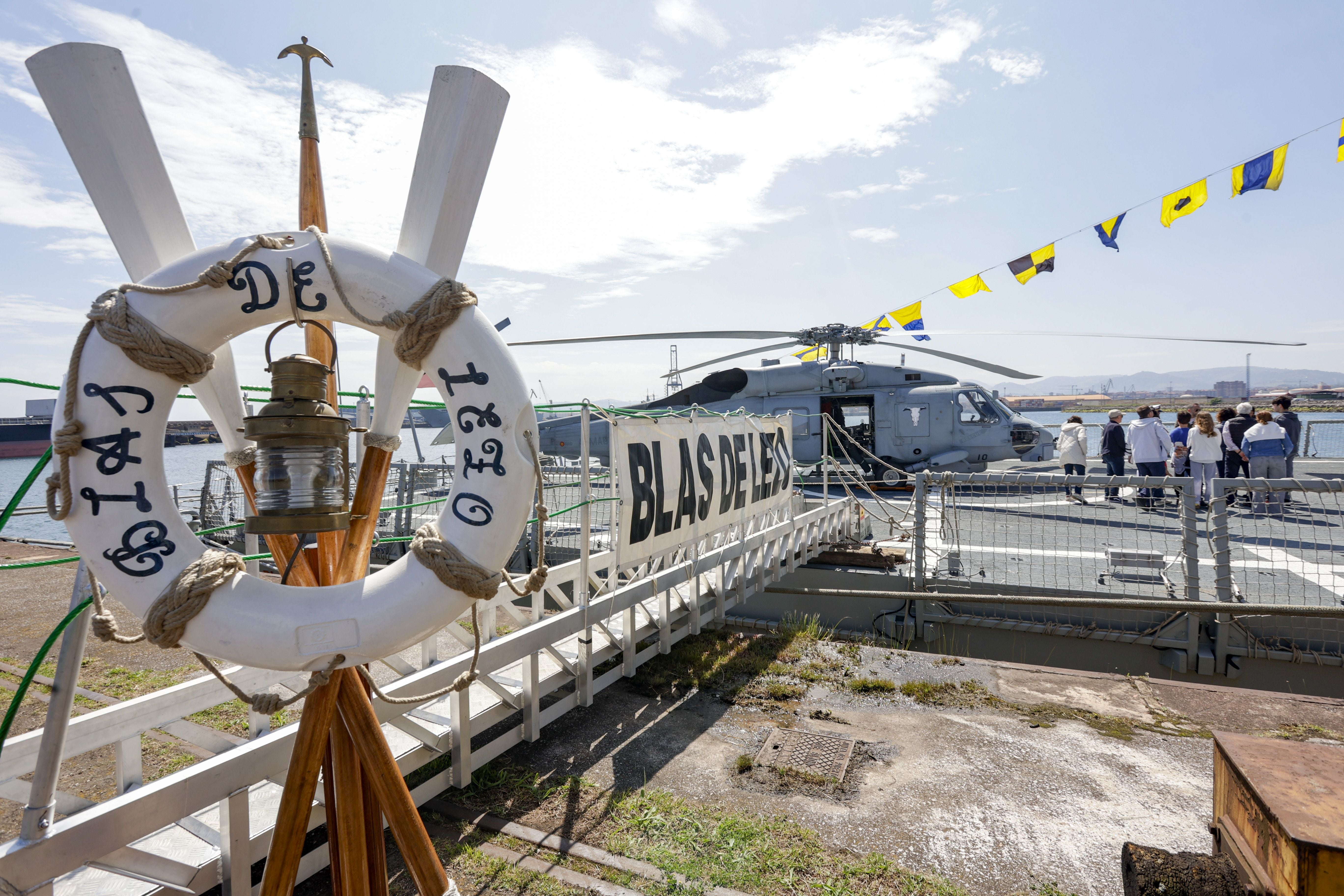 Nadie se quiere perder los buques de la Armada en Gijón