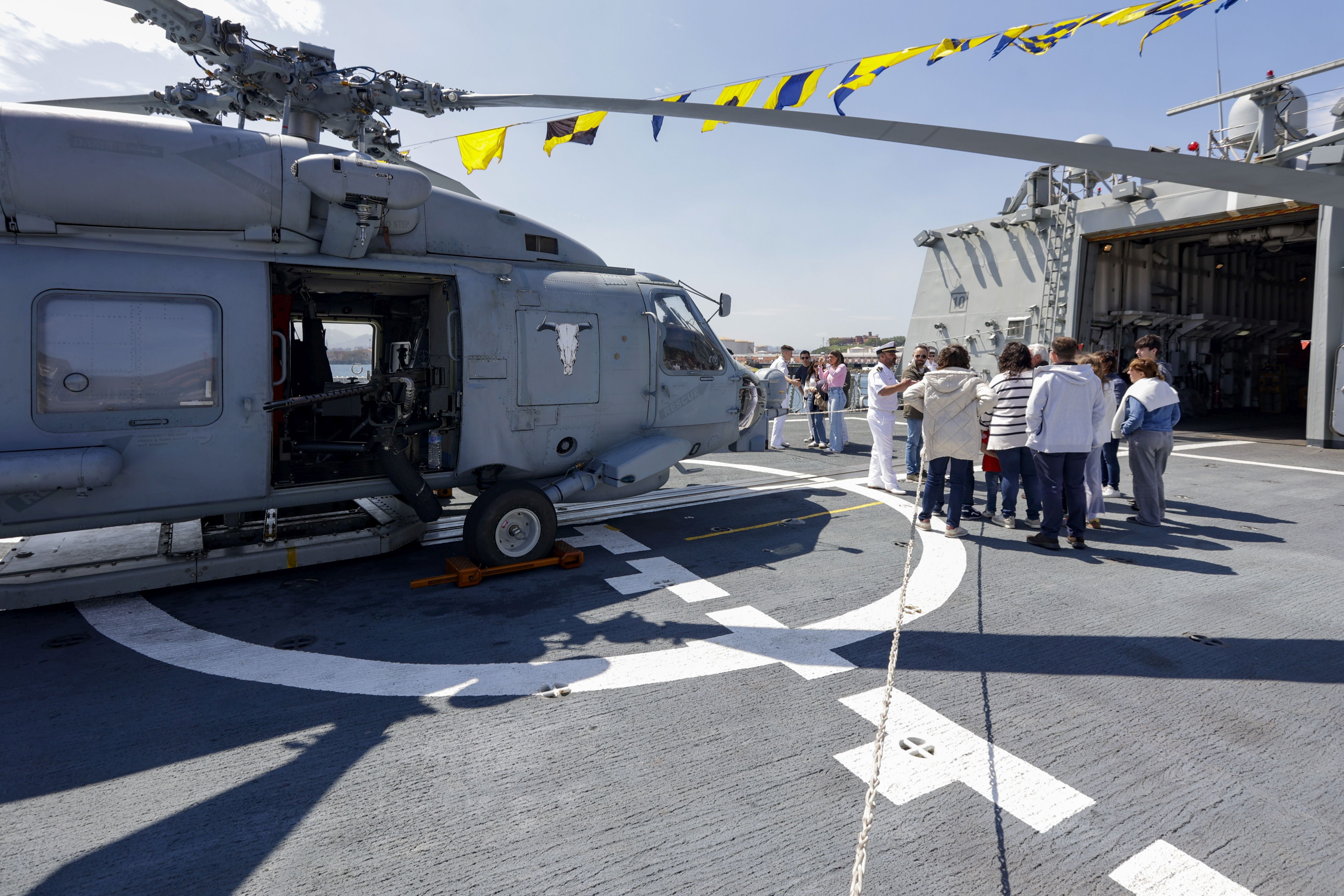 Nadie se quiere perder los buques de la Armada en Gijón