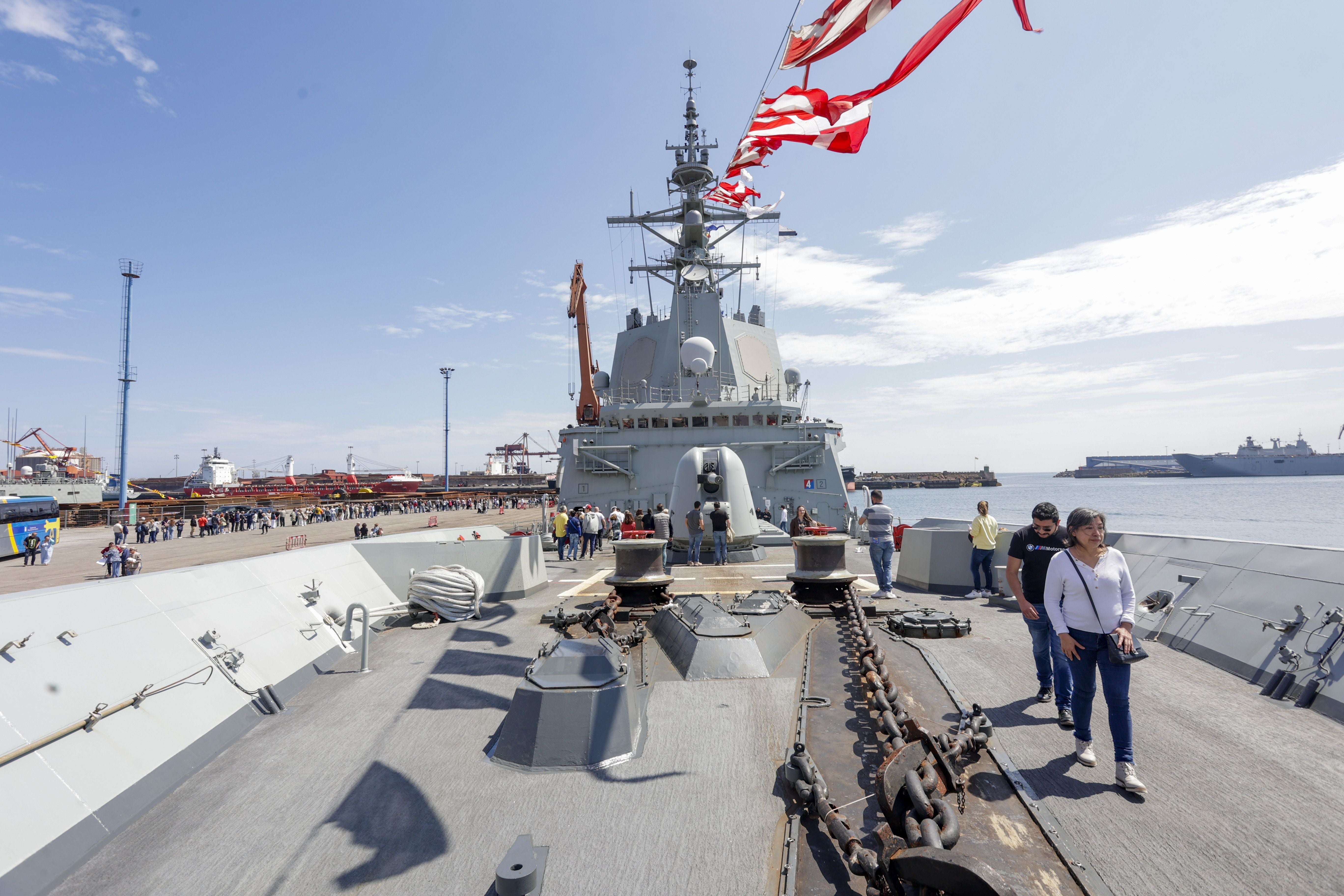 Nadie se quiere perder los buques de la Armada en Gijón