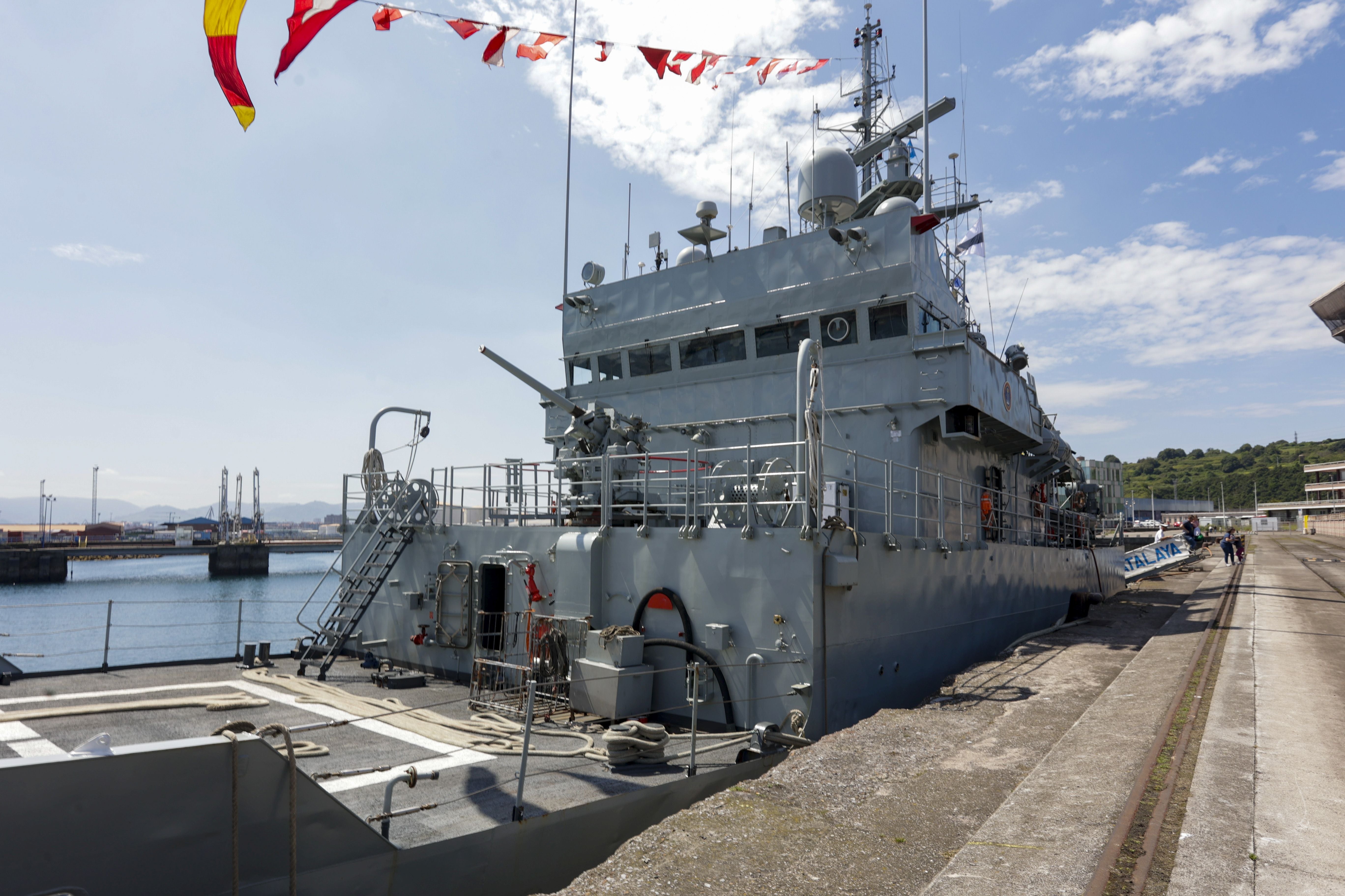 Nadie se quiere perder los buques de la Armada en Gijón