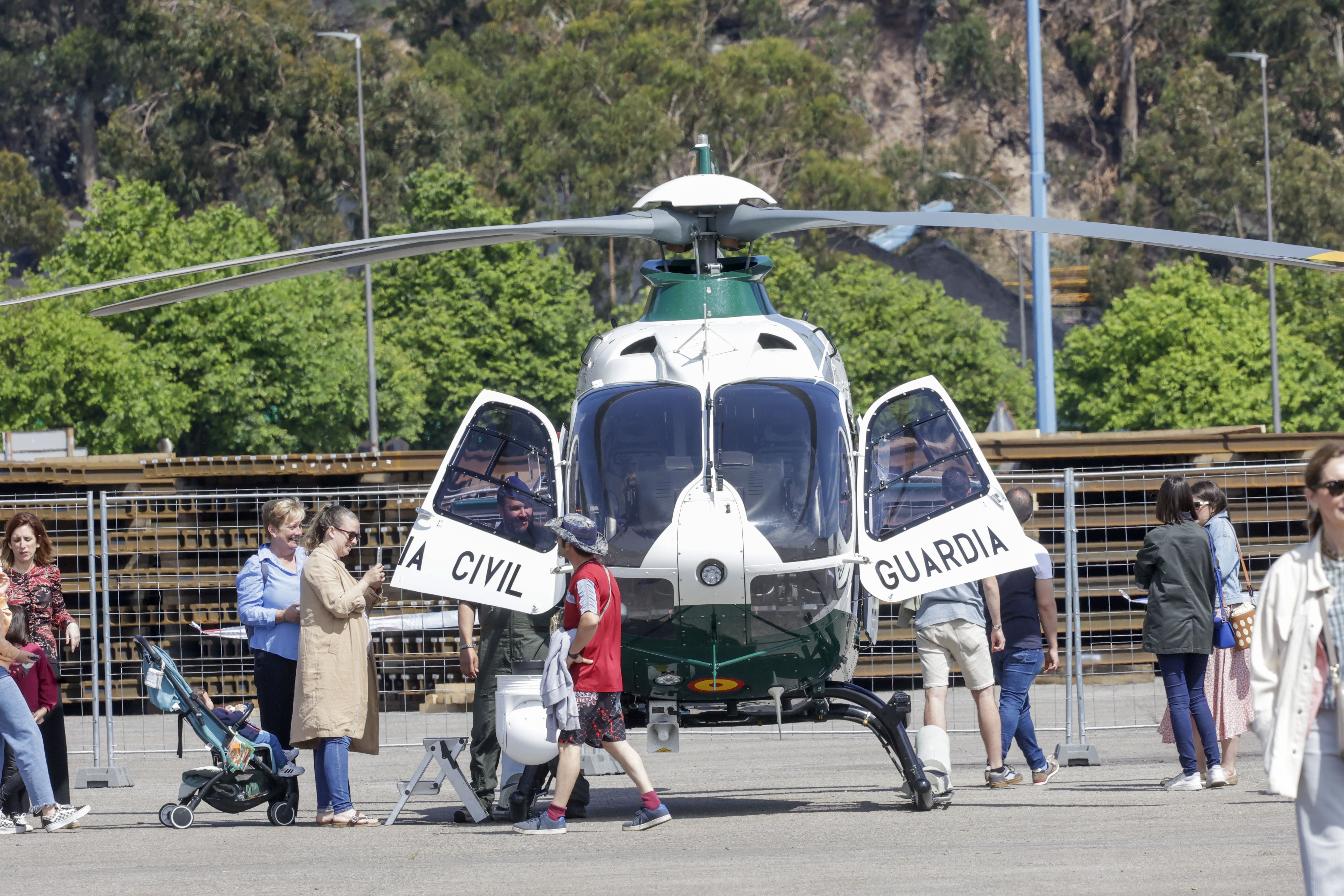 Nadie se quiere perder los buques de la Armada en Gijón