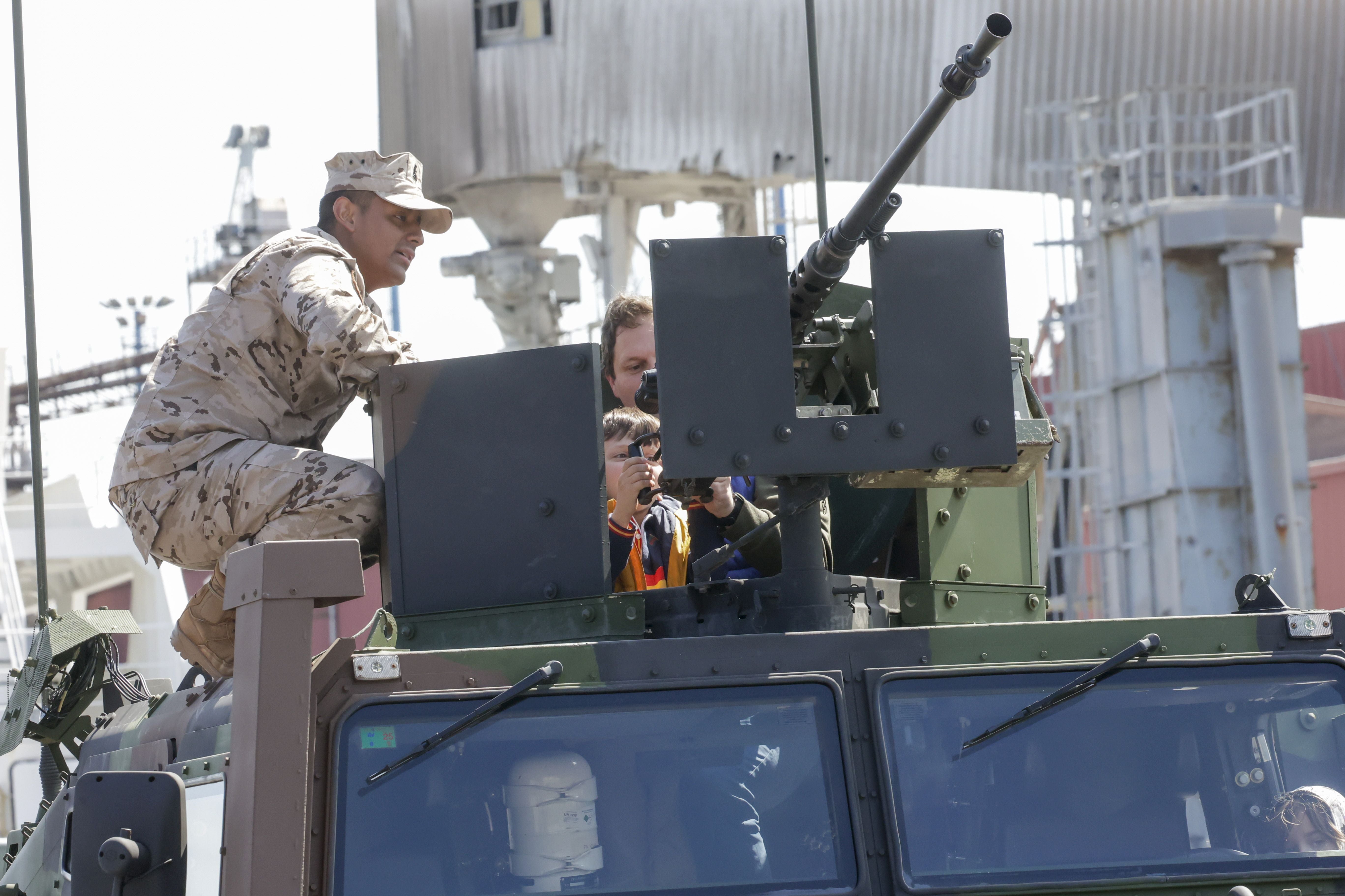 Nadie se quiere perder los buques de la Armada en Gijón