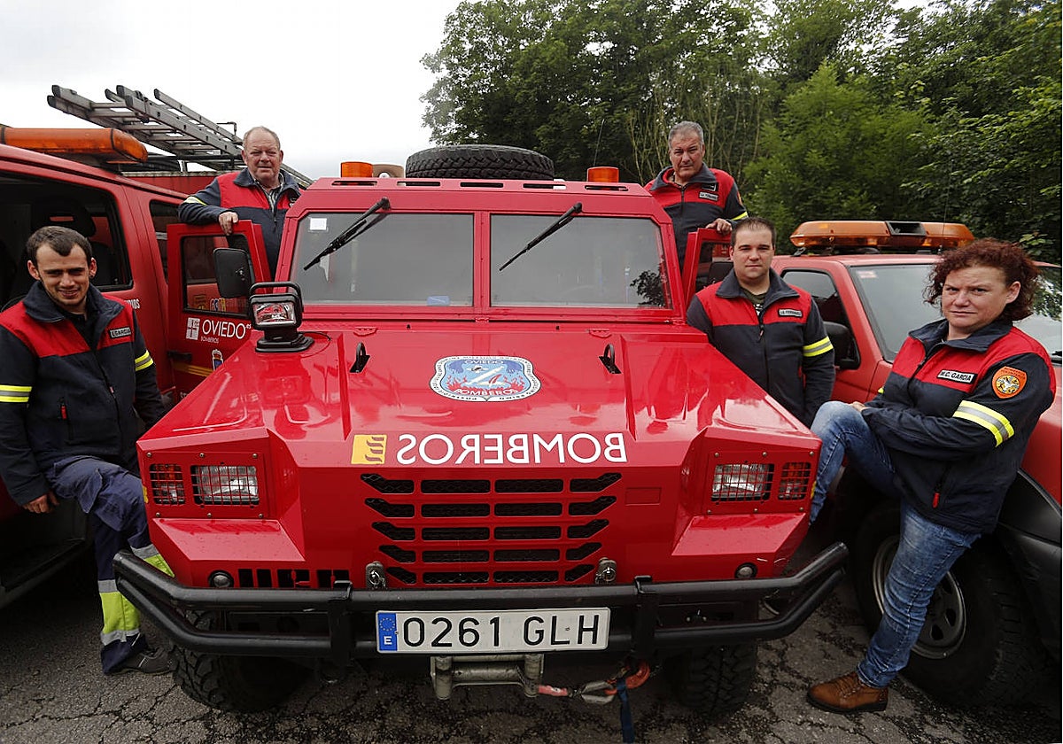 Tito Fernández, el tercero, con otros compañeros de los bomberos voluntarios de Trubia.