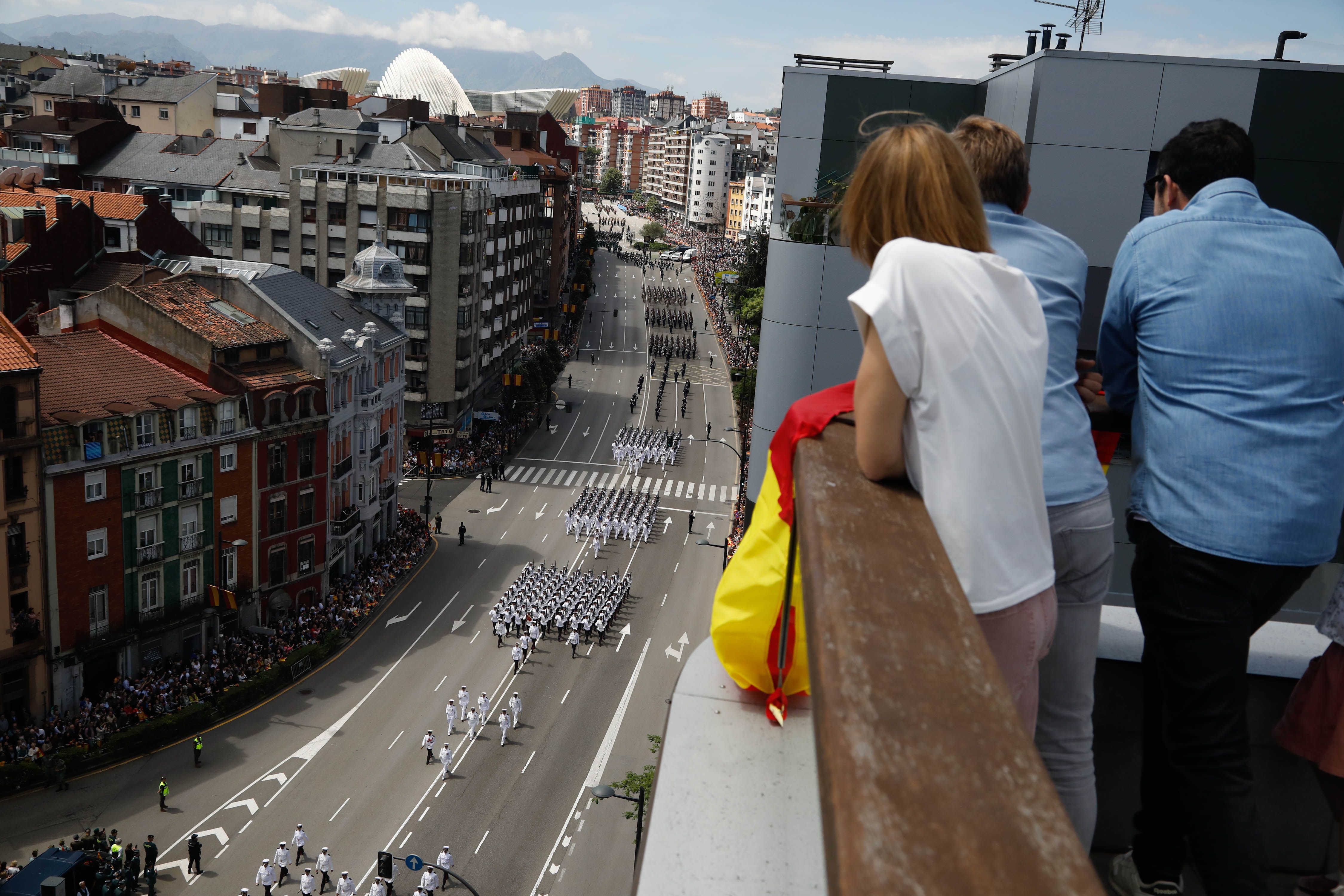 Si disfrutaste del desfile de las Fuerzas Armadas en Oviedo, búscate en nuestras fotos