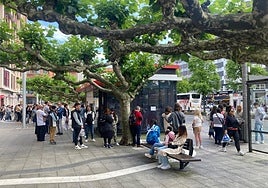 El furor por las Fuerzas Armadas provoca largas colas para coger el autobús hasta El Musel