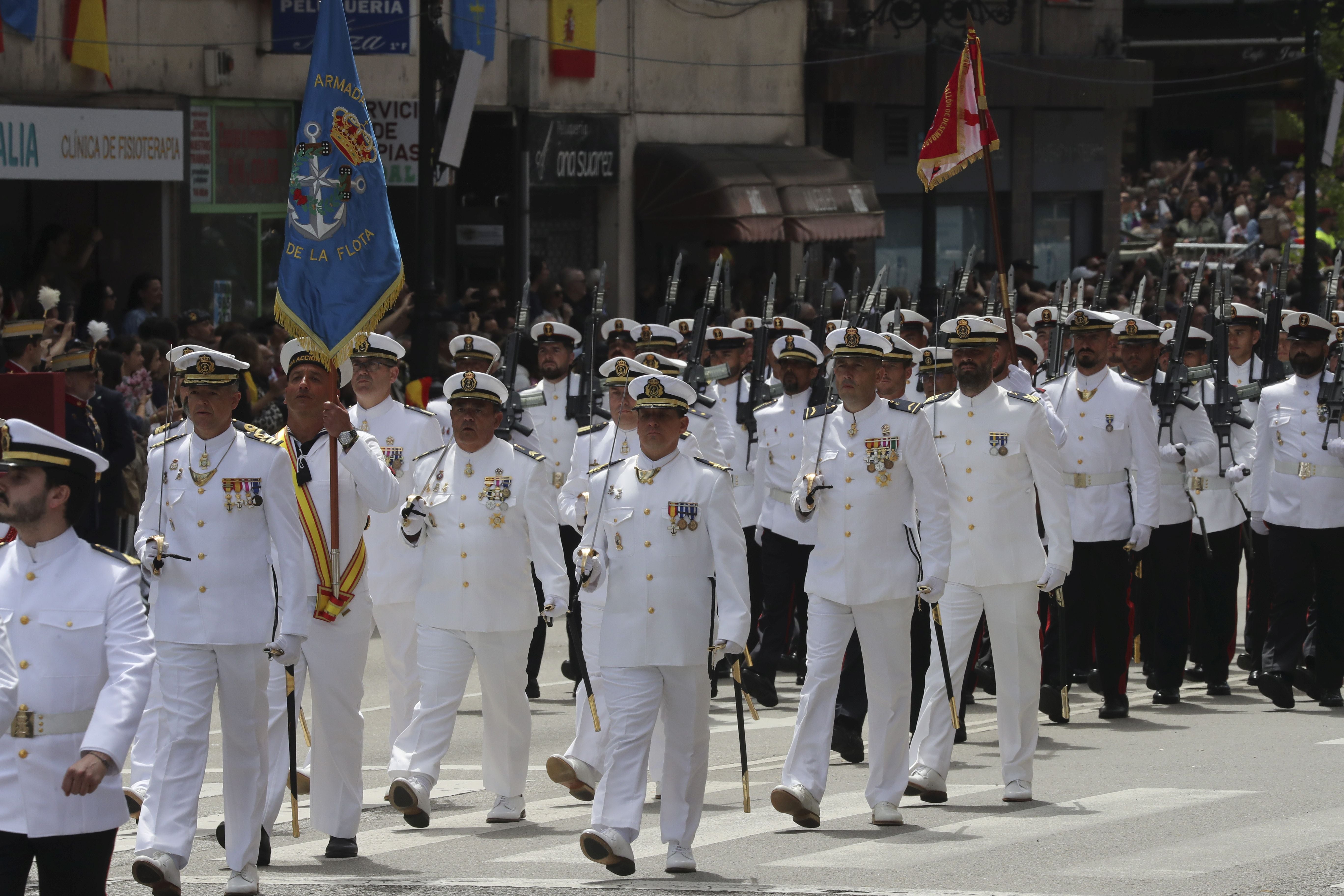 Magnífico desfile militar en un Oviedo hasta la bandera