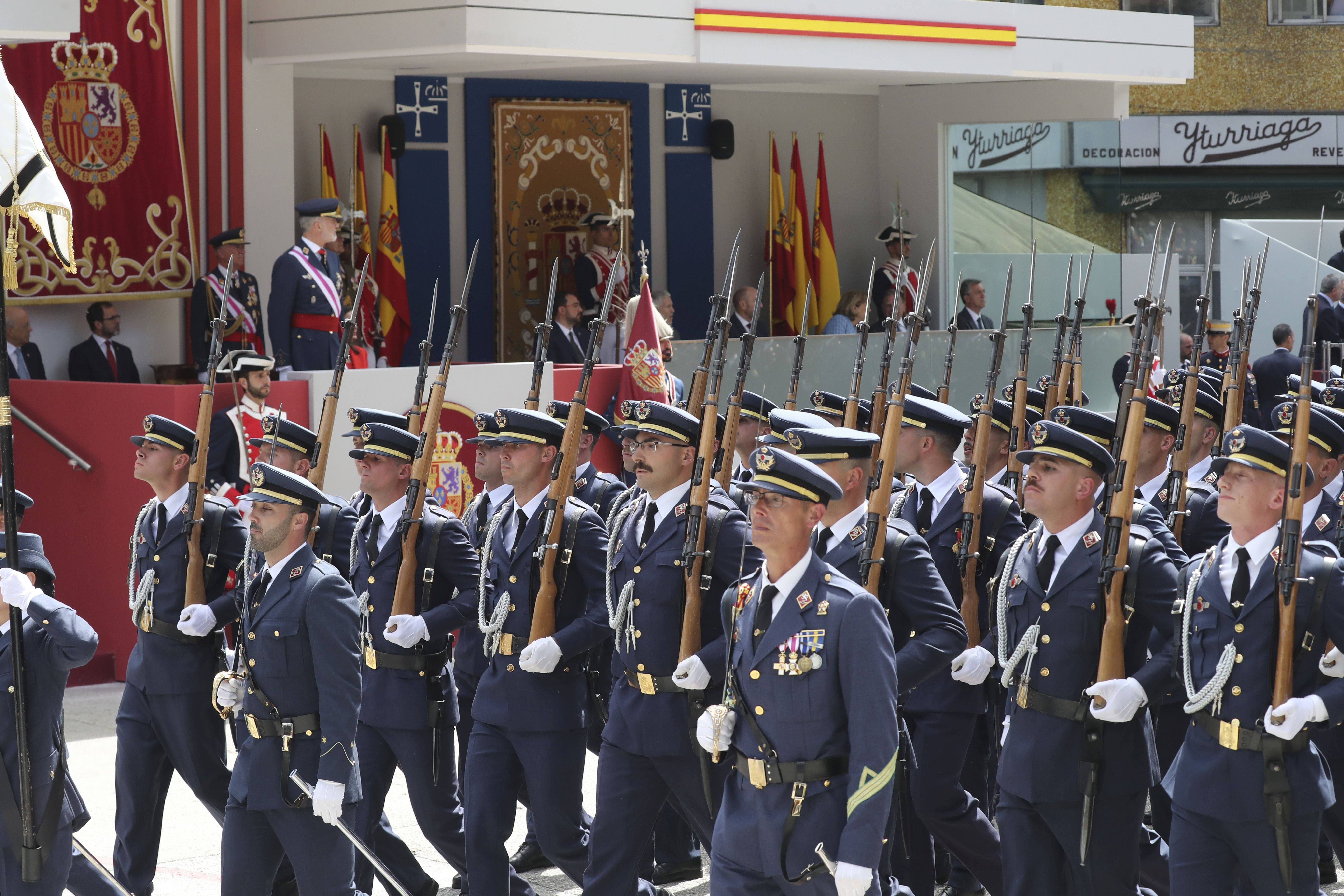 Magnífico desfile militar en un Oviedo hasta la bandera