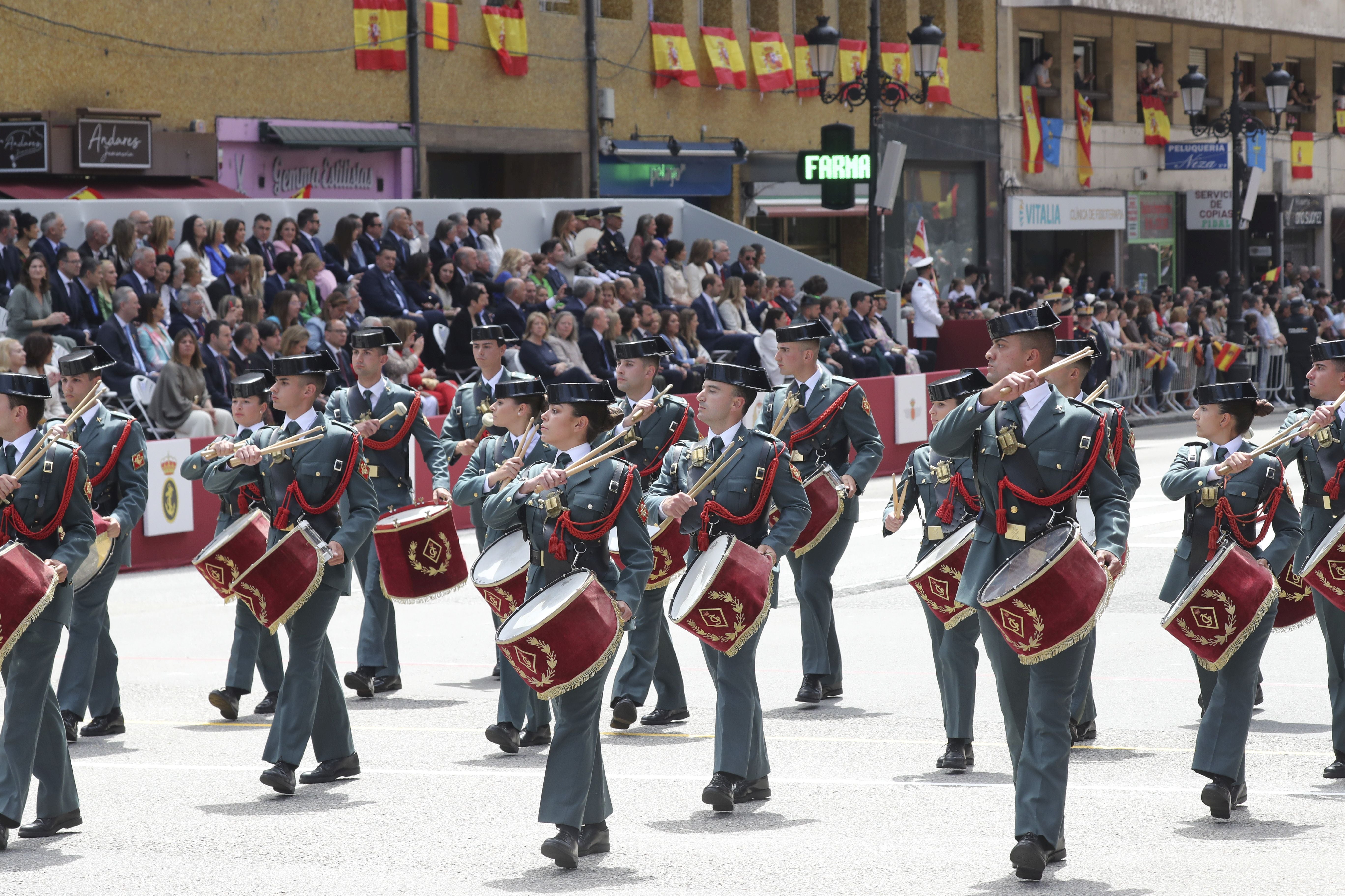 Magnífico desfile militar en un Oviedo hasta la bandera