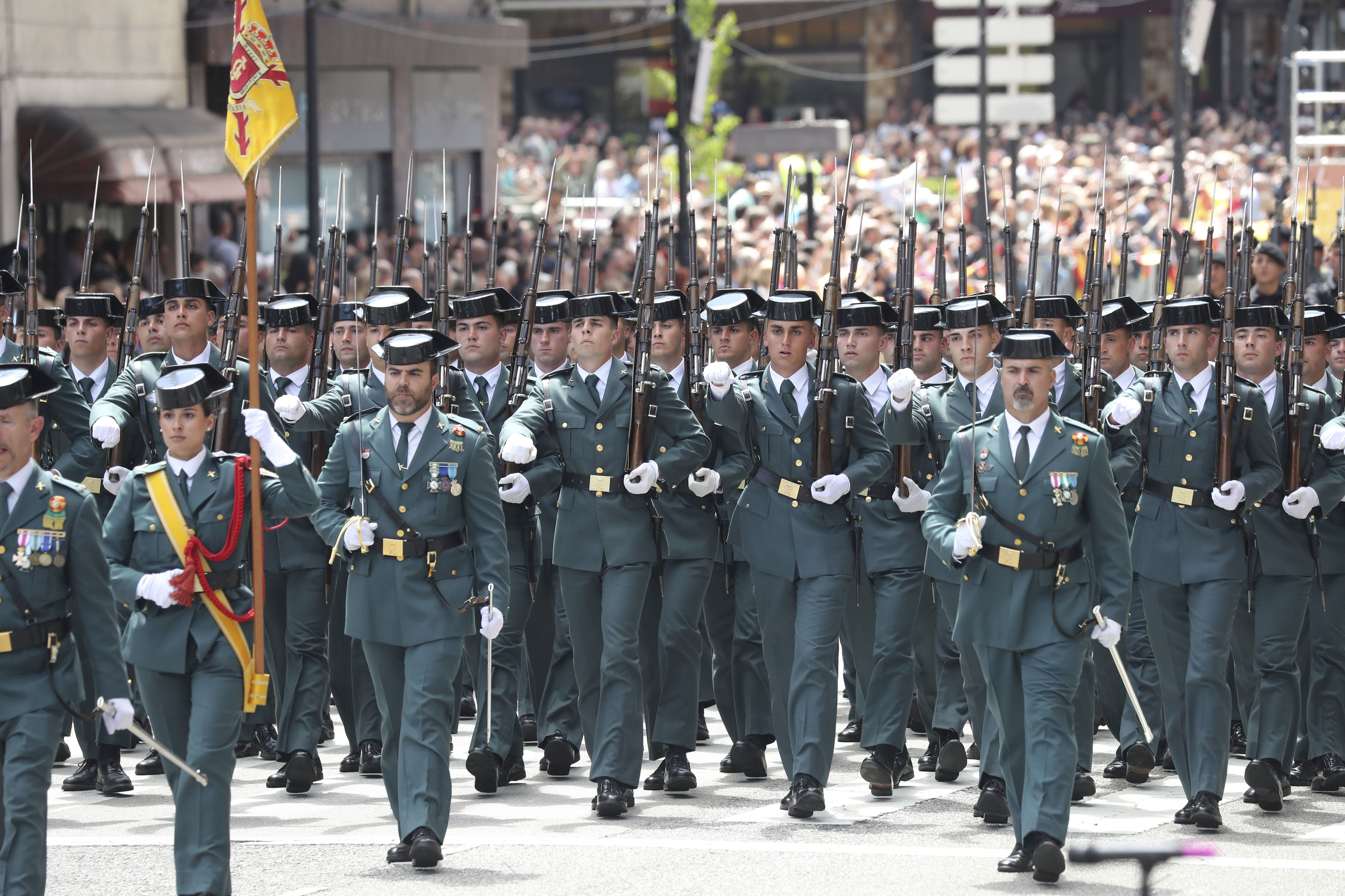 Magnífico desfile militar en un Oviedo hasta la bandera