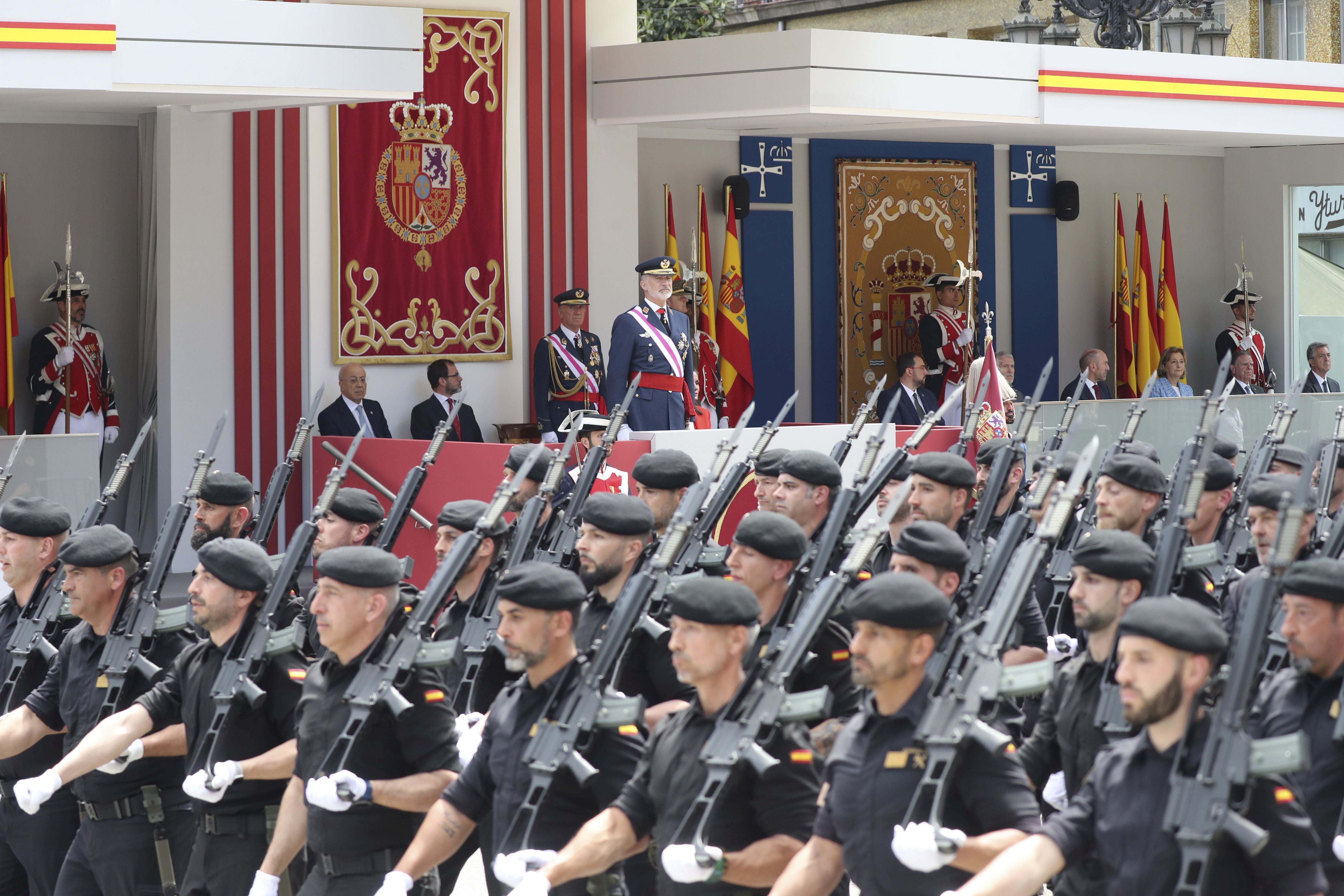 Magnífico desfile militar en un Oviedo hasta la bandera