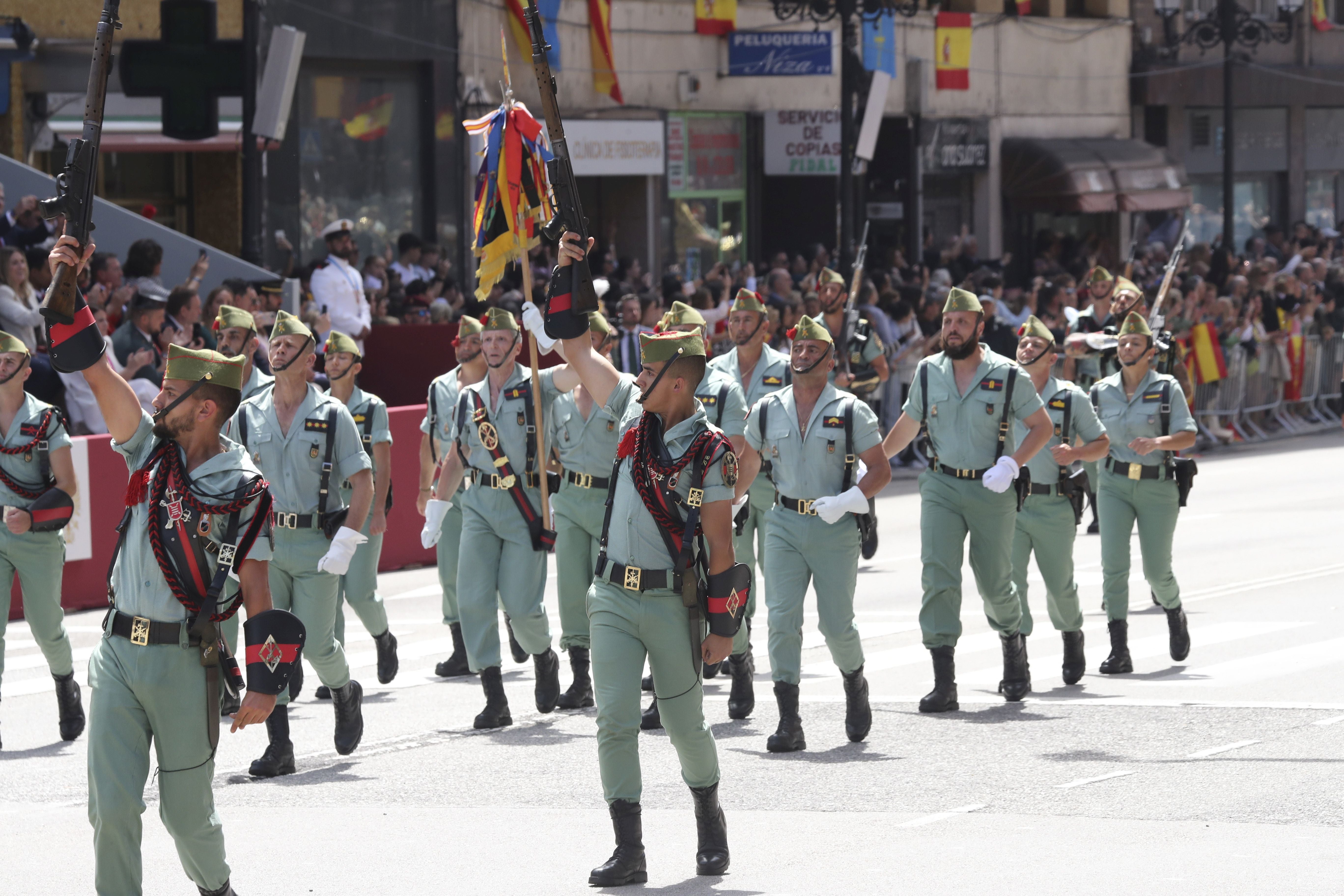 Magnífico desfile militar en un Oviedo hasta la bandera