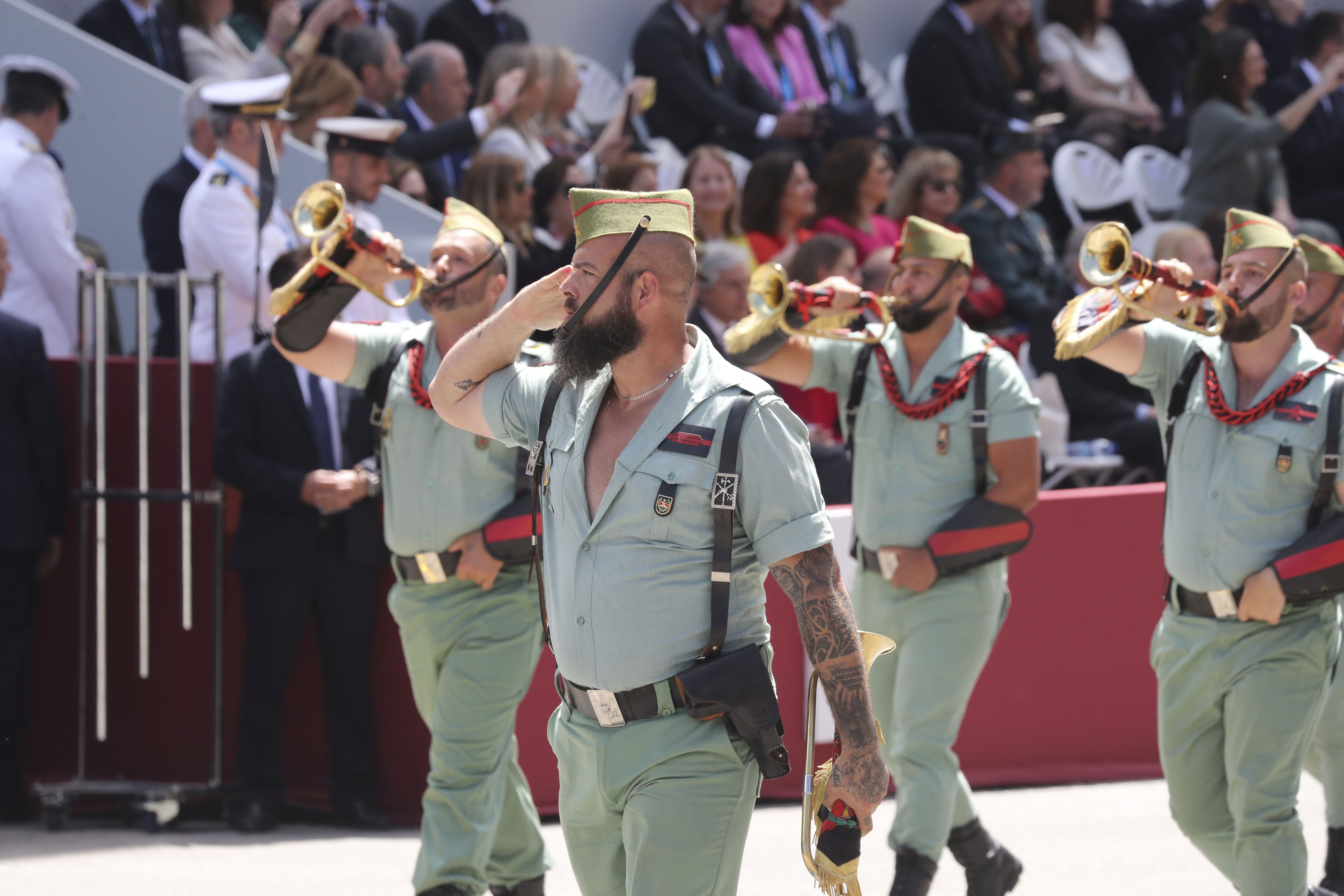 Magnífico desfile militar en un Oviedo hasta la bandera