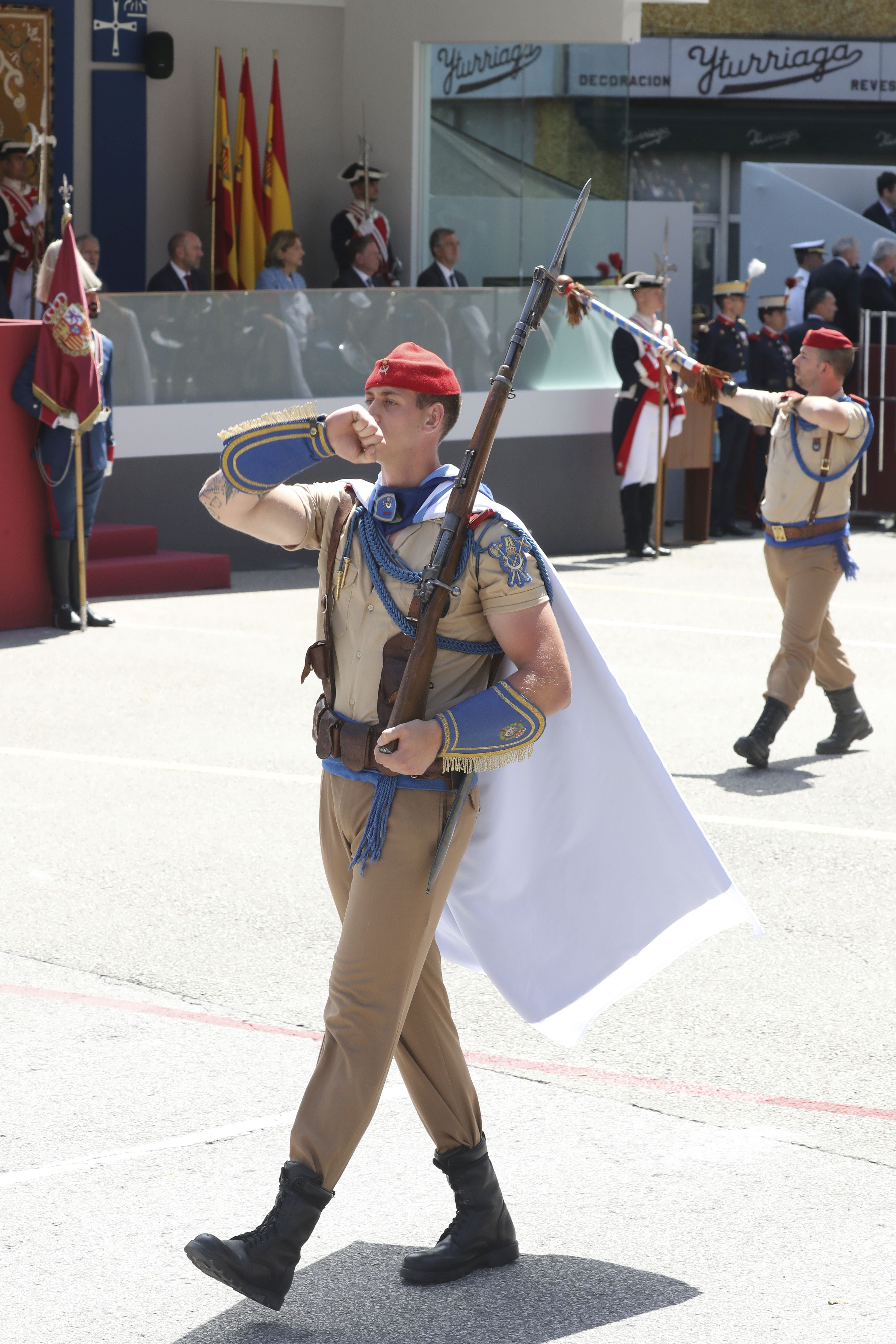 Magnífico desfile militar en un Oviedo hasta la bandera