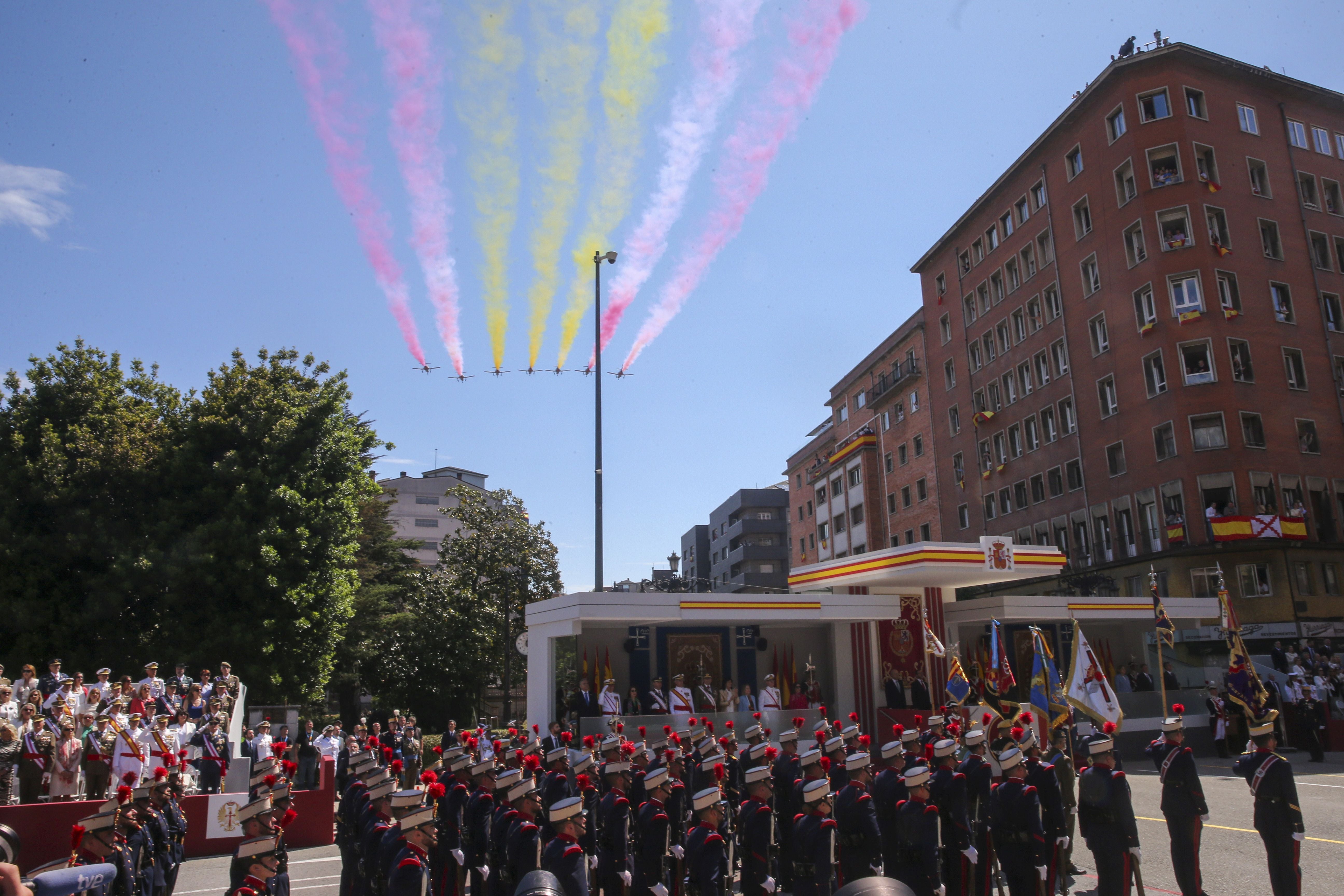 Magnífico desfile militar en un Oviedo hasta la bandera