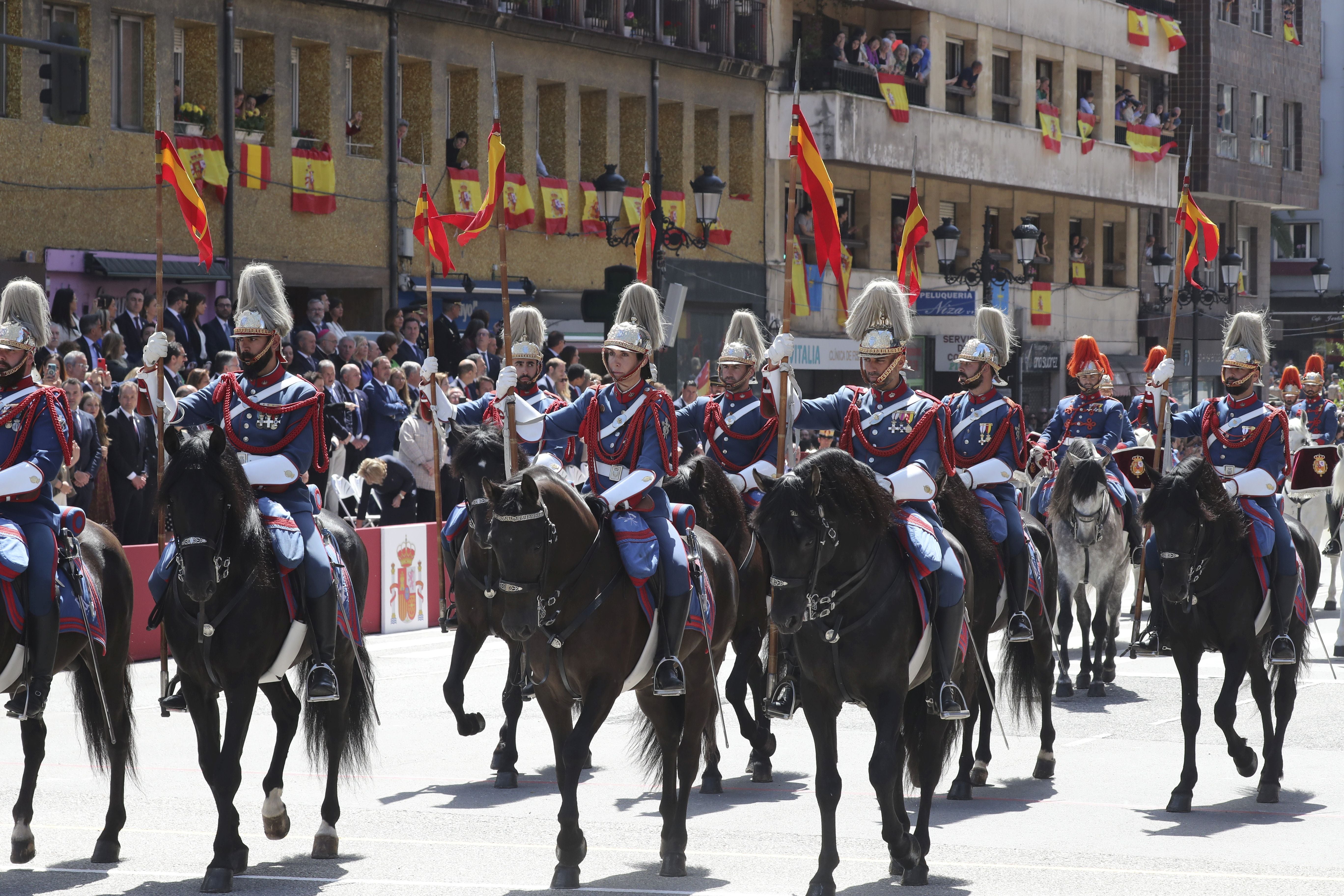 Magnífico desfile militar en un Oviedo hasta la bandera