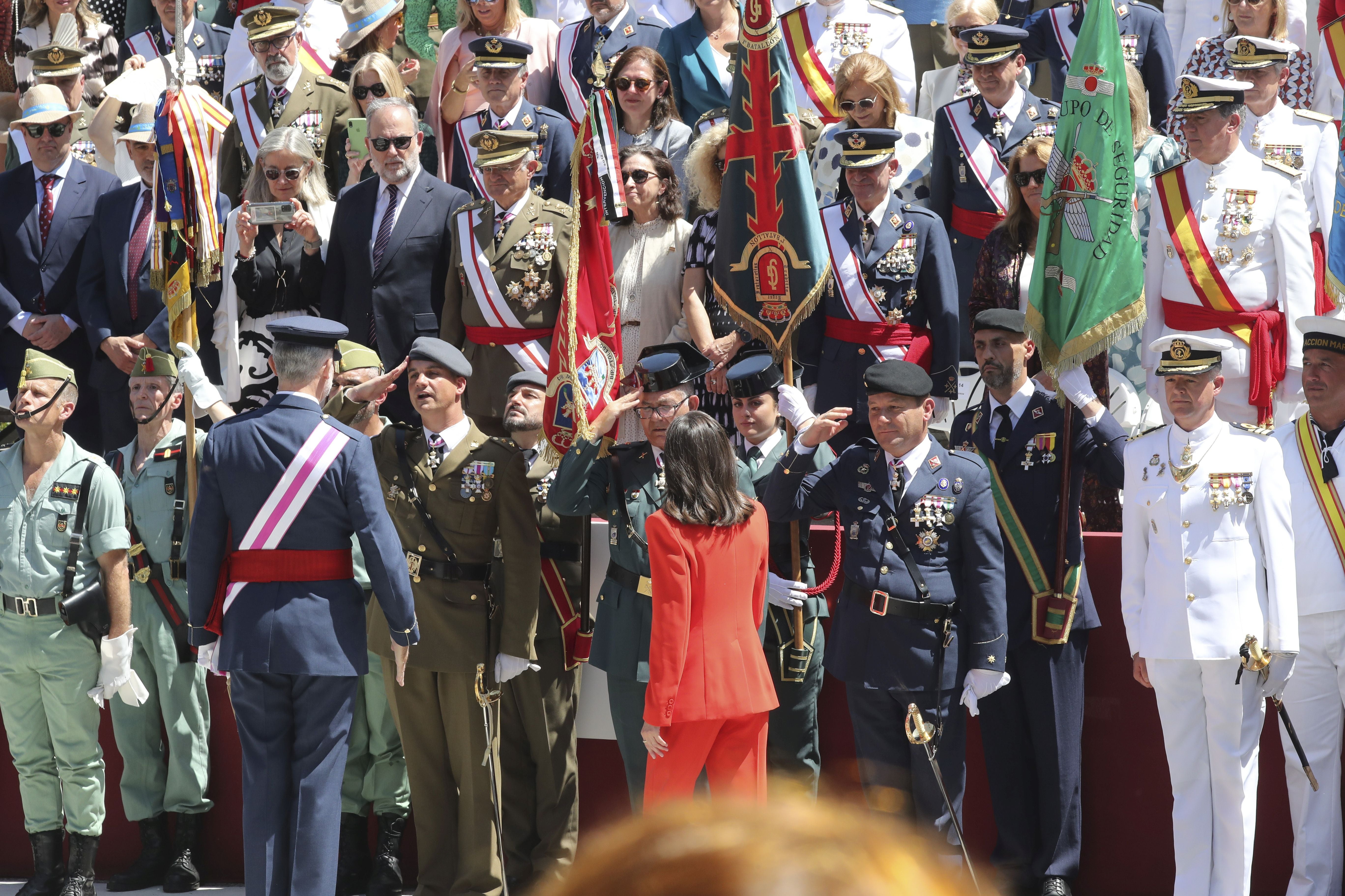 Magnífico desfile militar en un Oviedo hasta la bandera