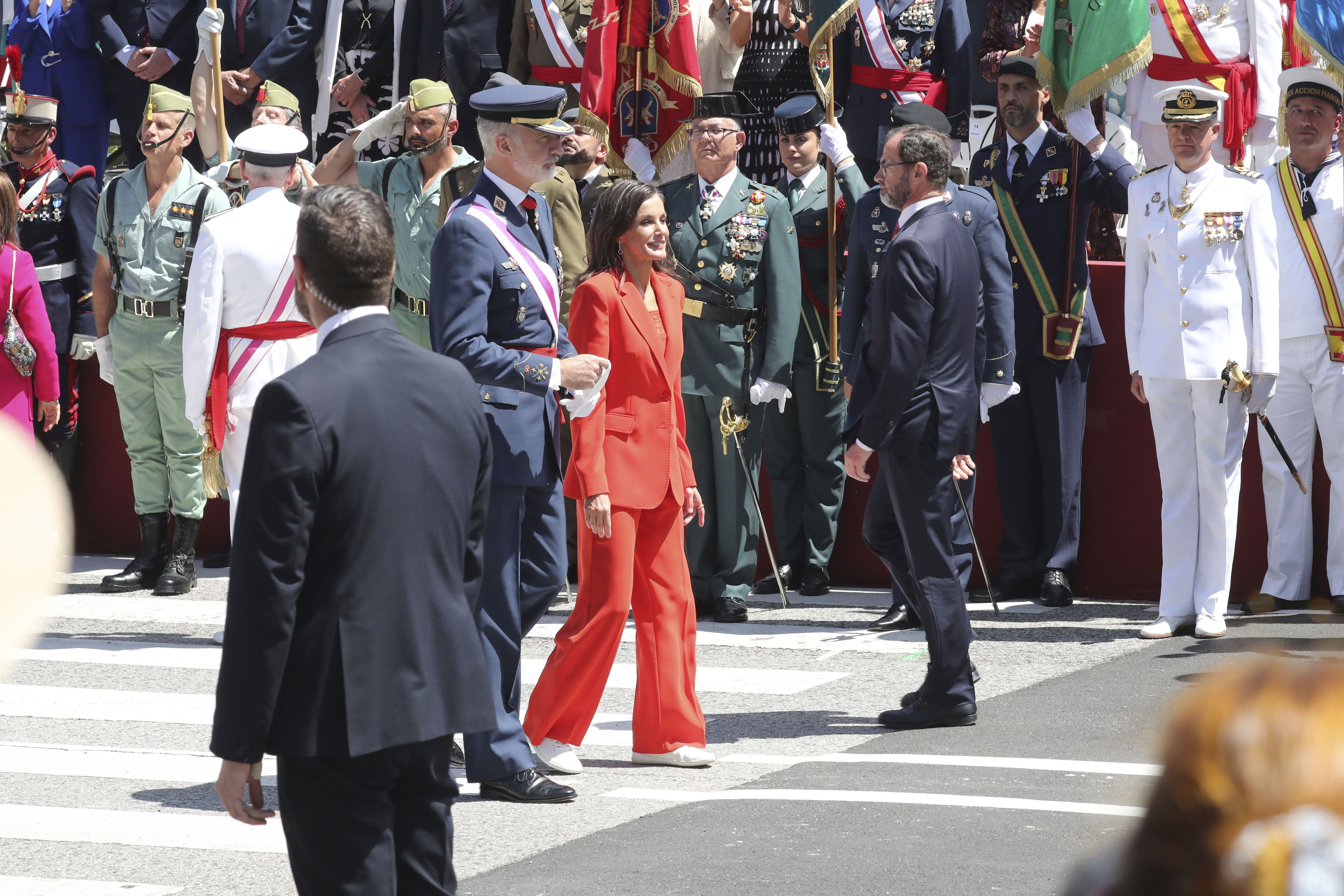 Magnífico desfile militar en un Oviedo hasta la bandera