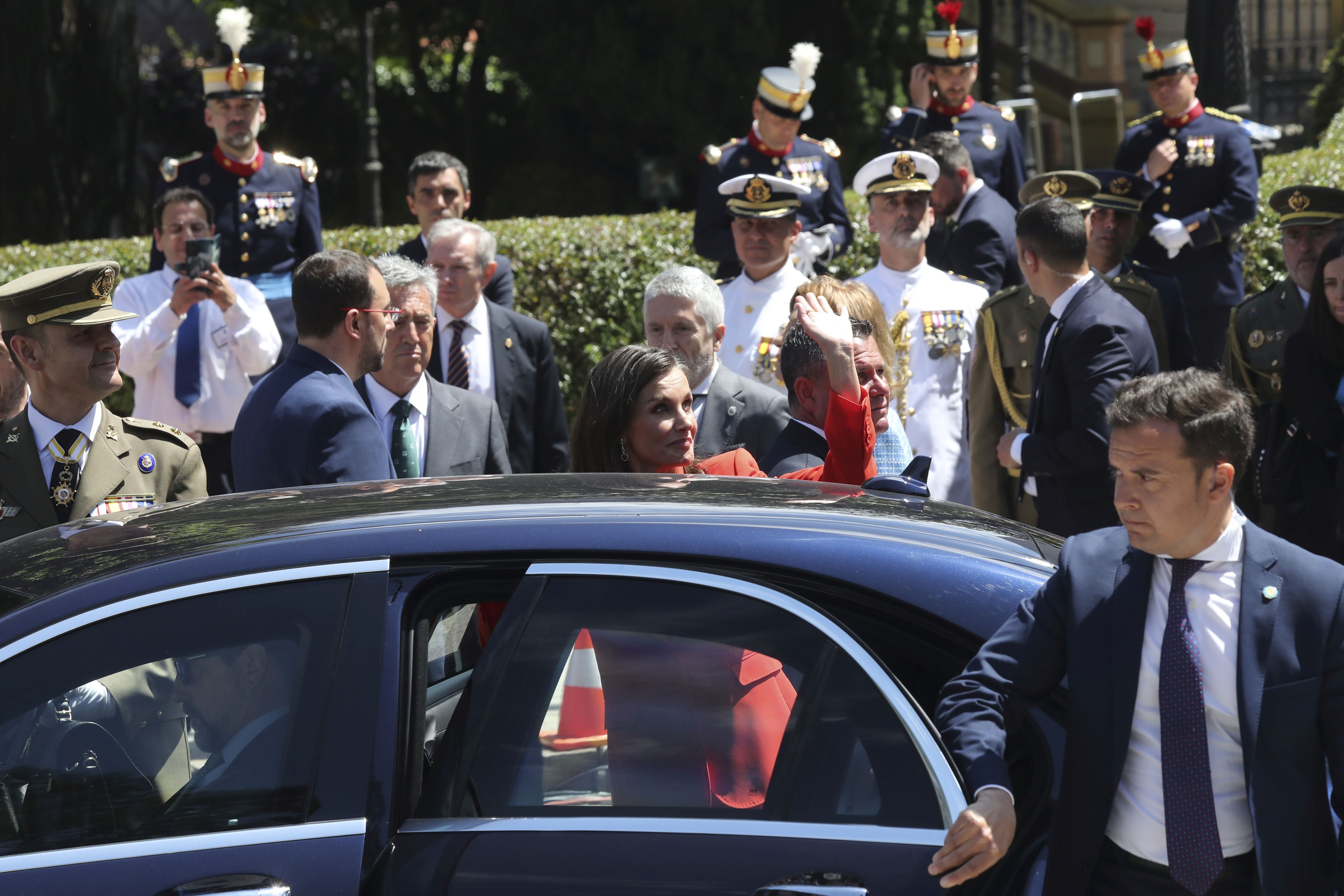 Magnífico desfile militar en un Oviedo hasta la bandera