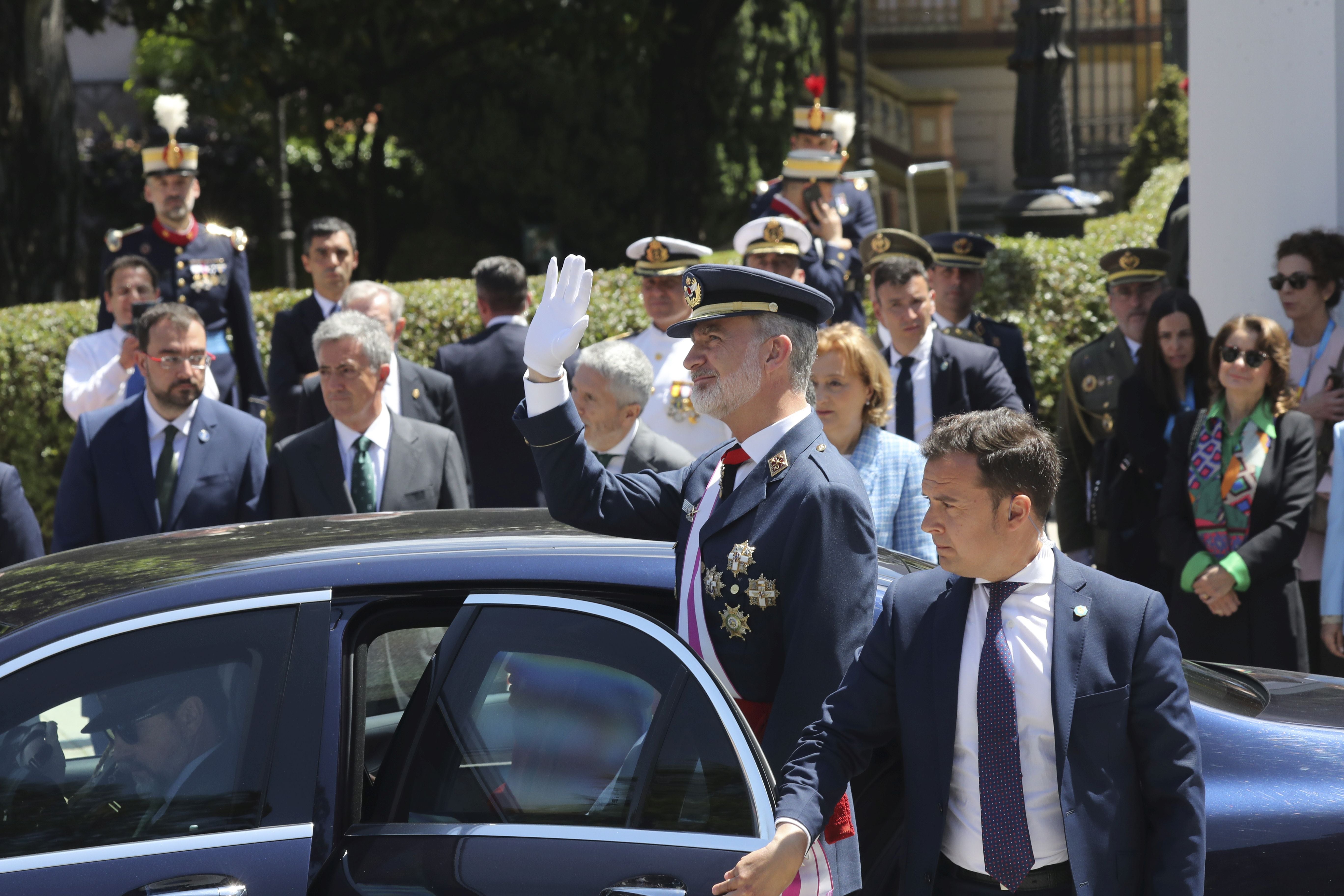 Magnífico desfile militar en un Oviedo hasta la bandera