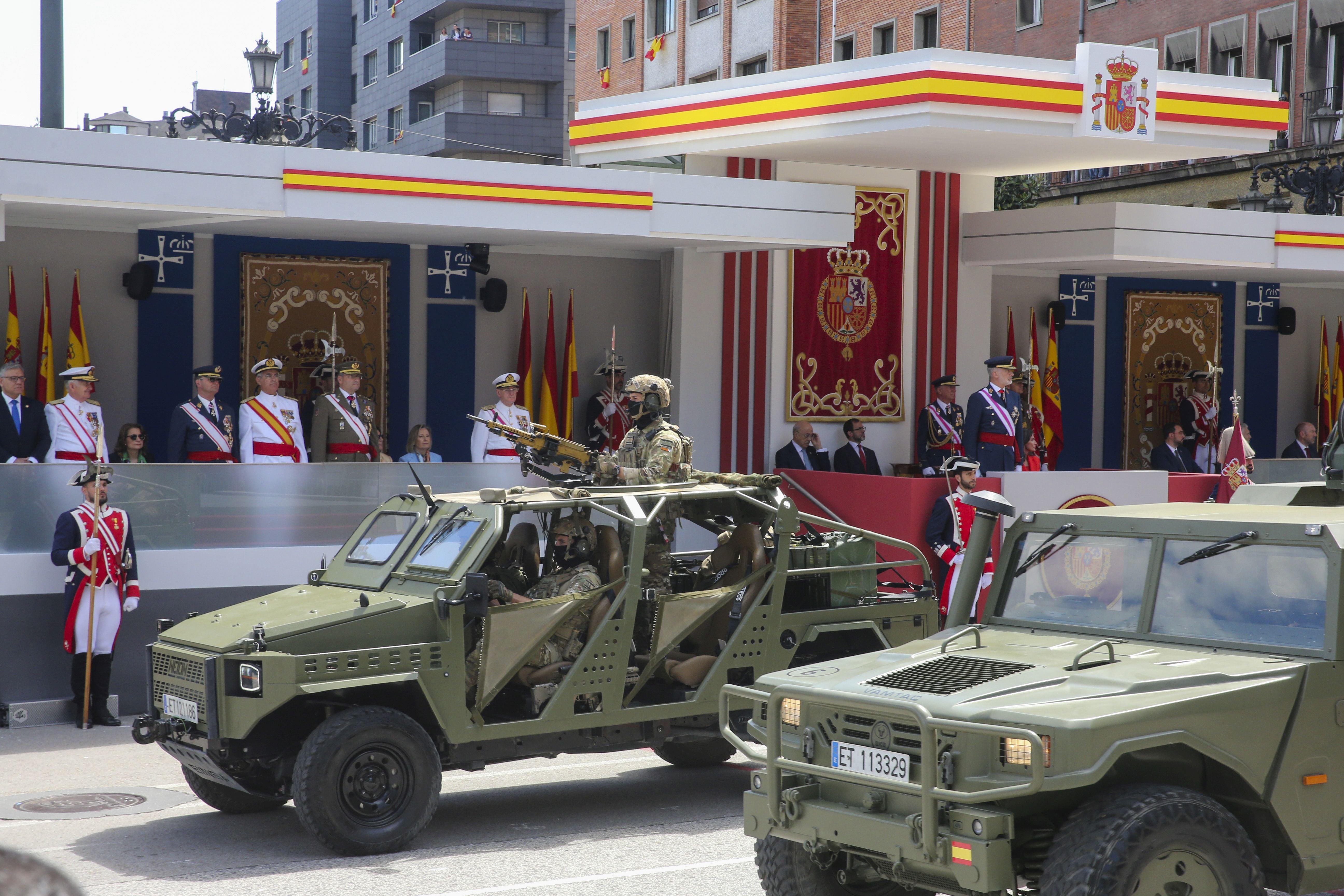 Magnífico desfile militar en un Oviedo hasta la bandera