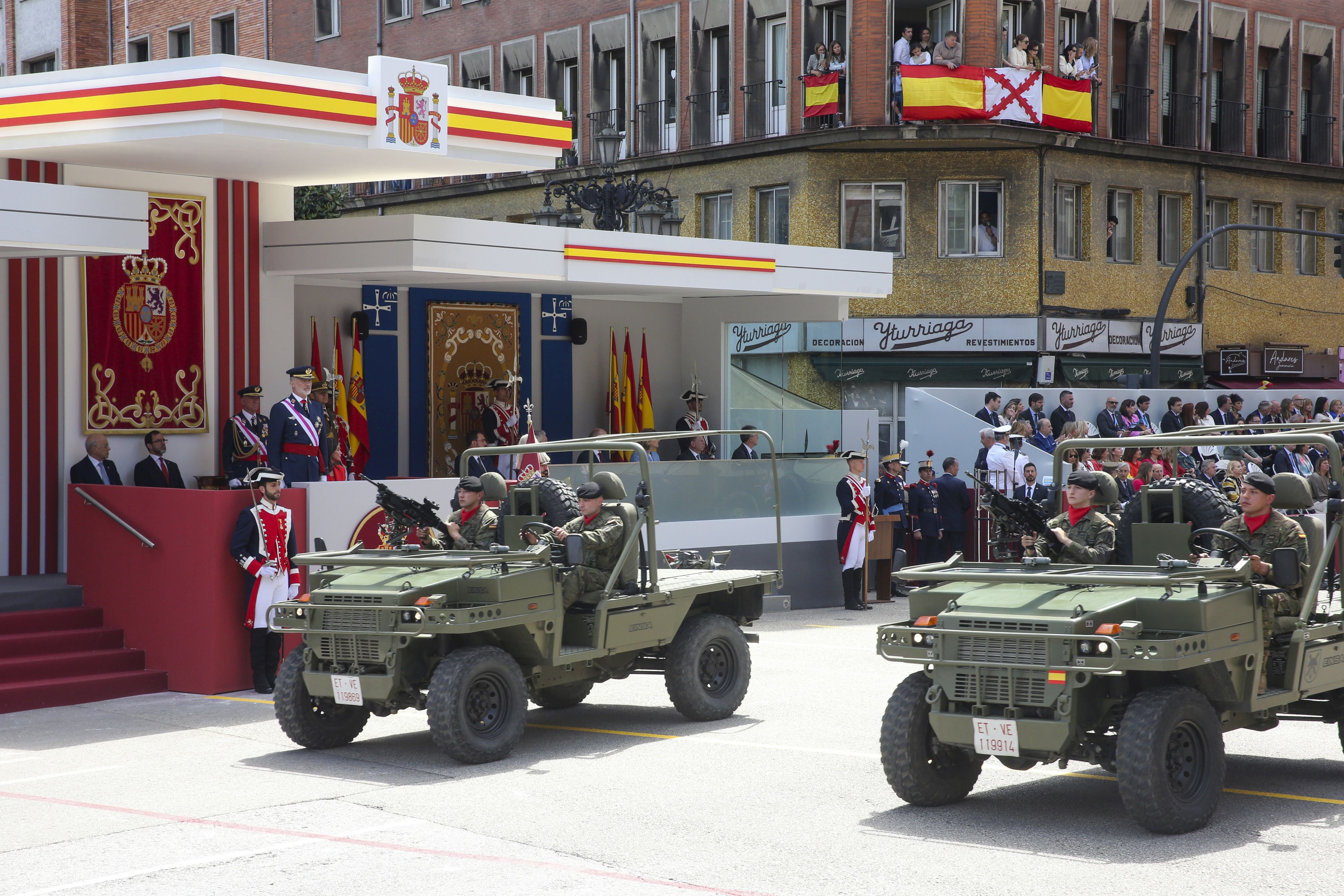 Magnífico desfile militar en un Oviedo hasta la bandera