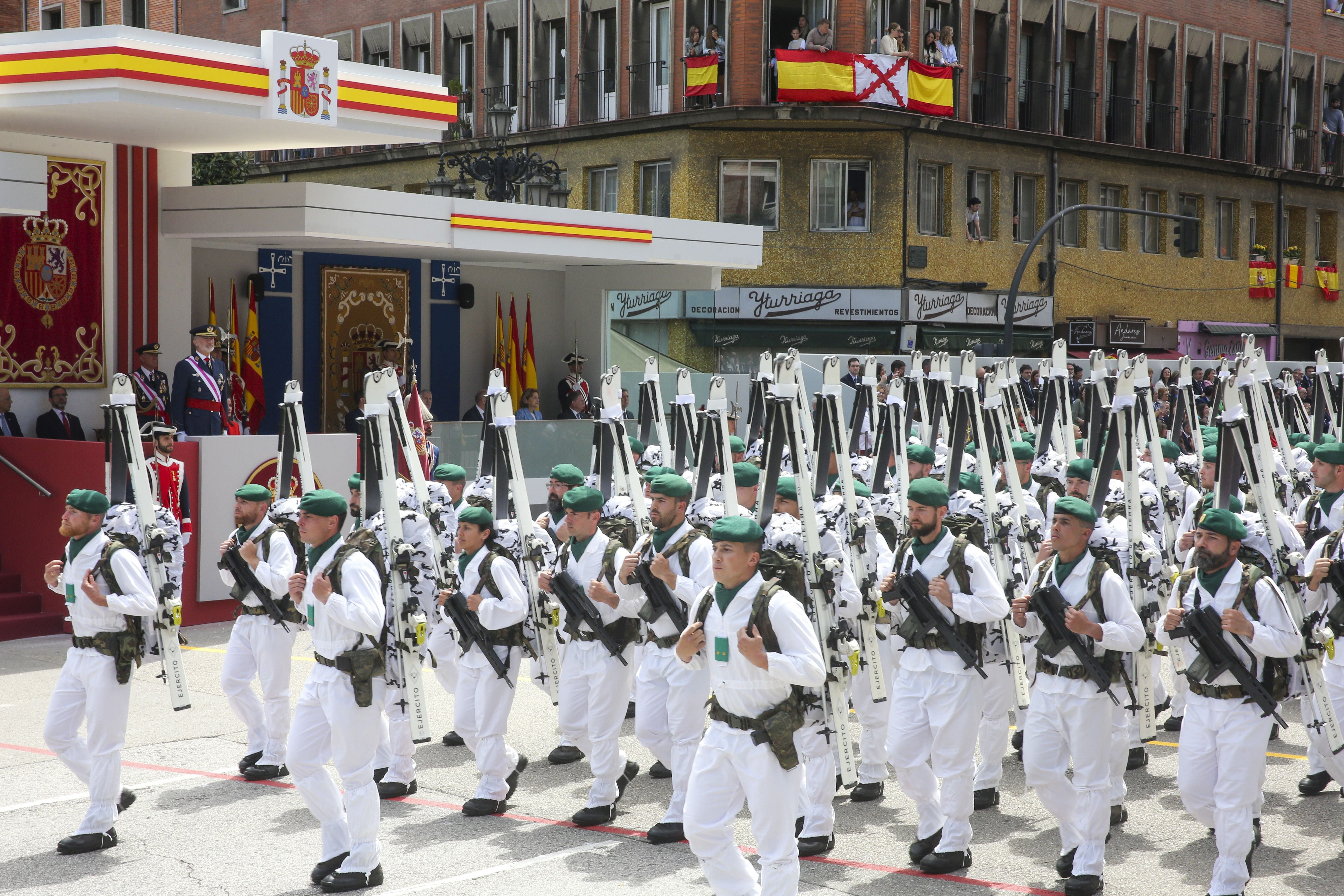 Magnífico desfile militar en un Oviedo hasta la bandera