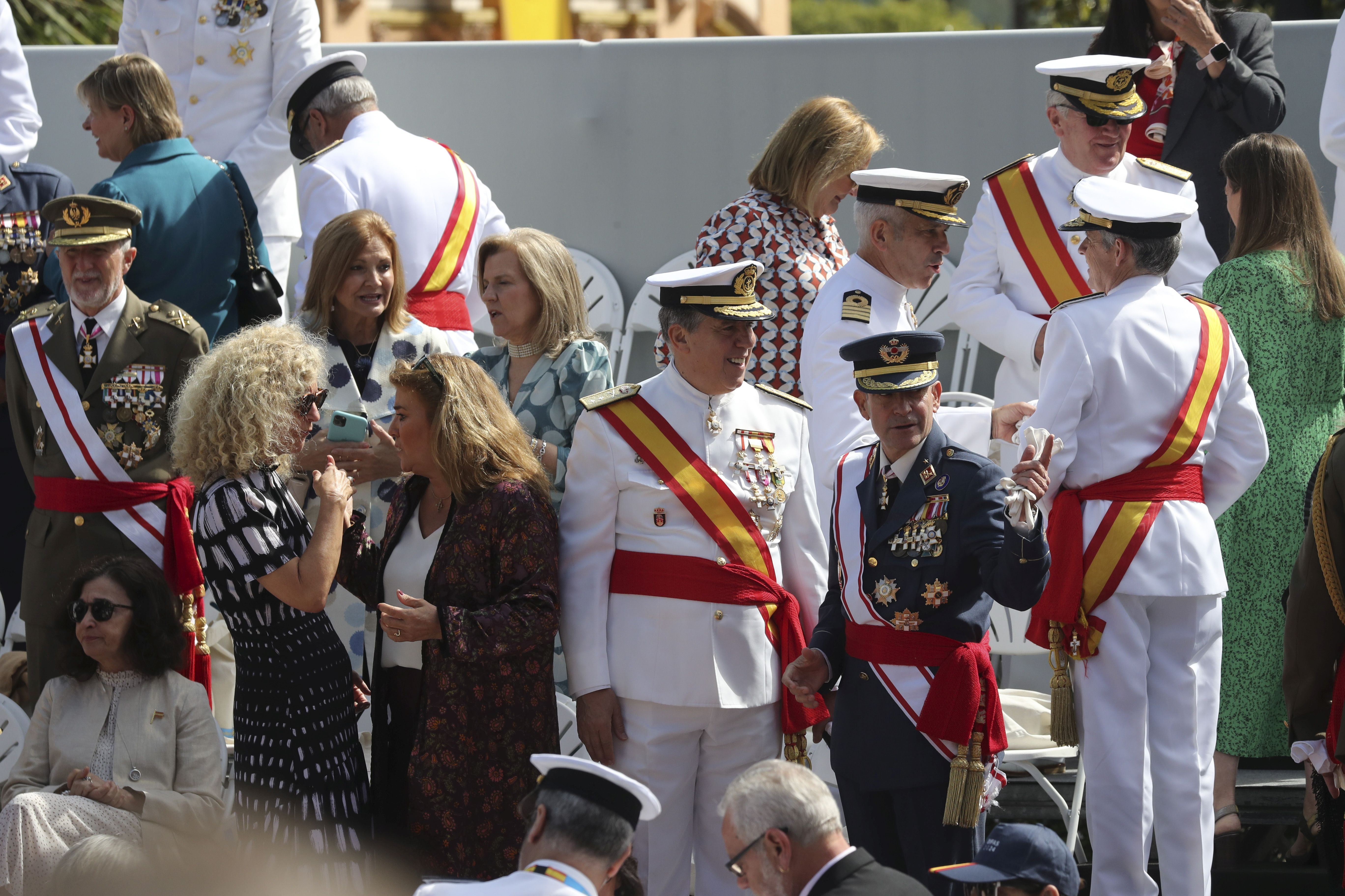 Magnífico desfile militar en un Oviedo hasta la bandera