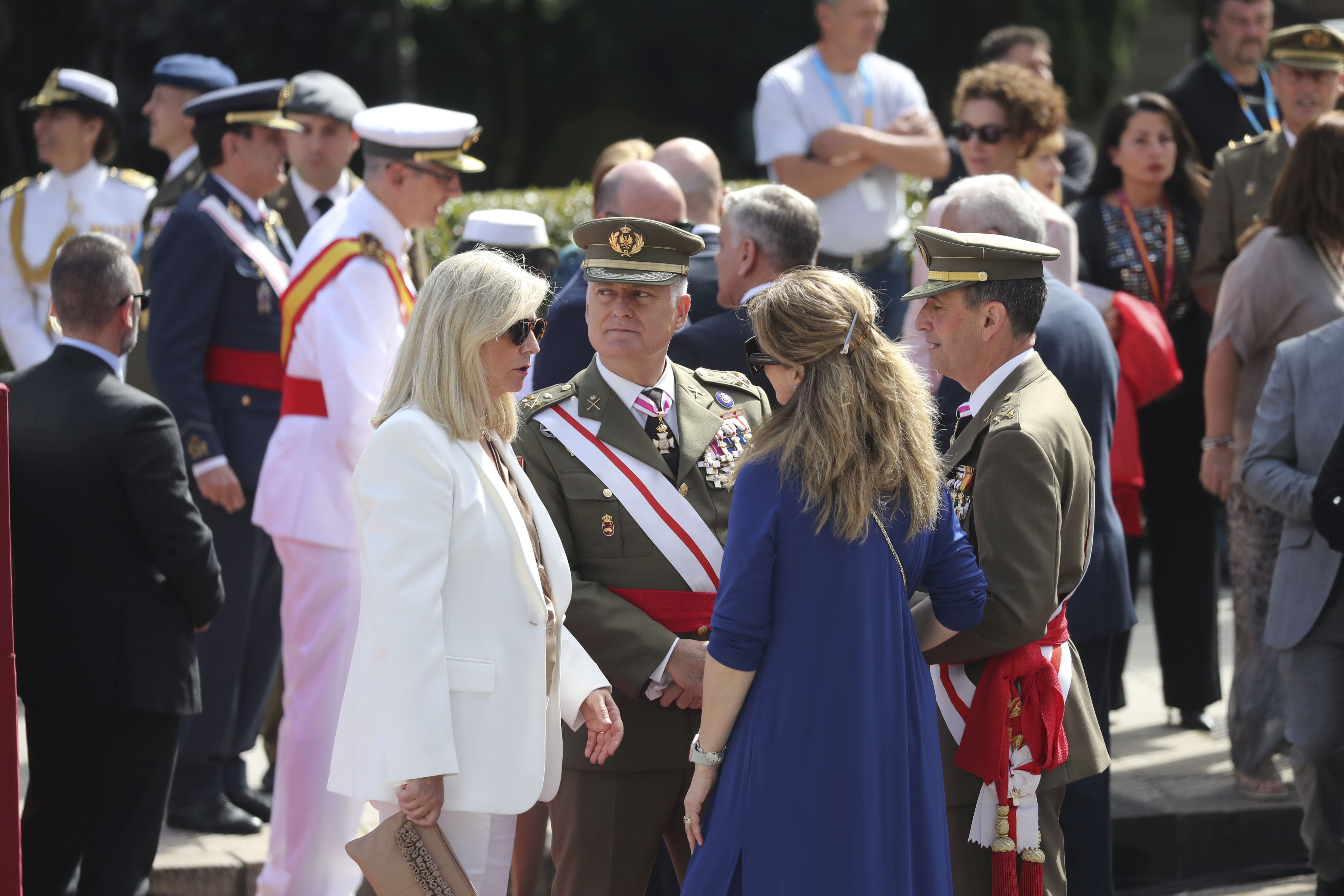 Magnífico desfile militar en un Oviedo hasta la bandera