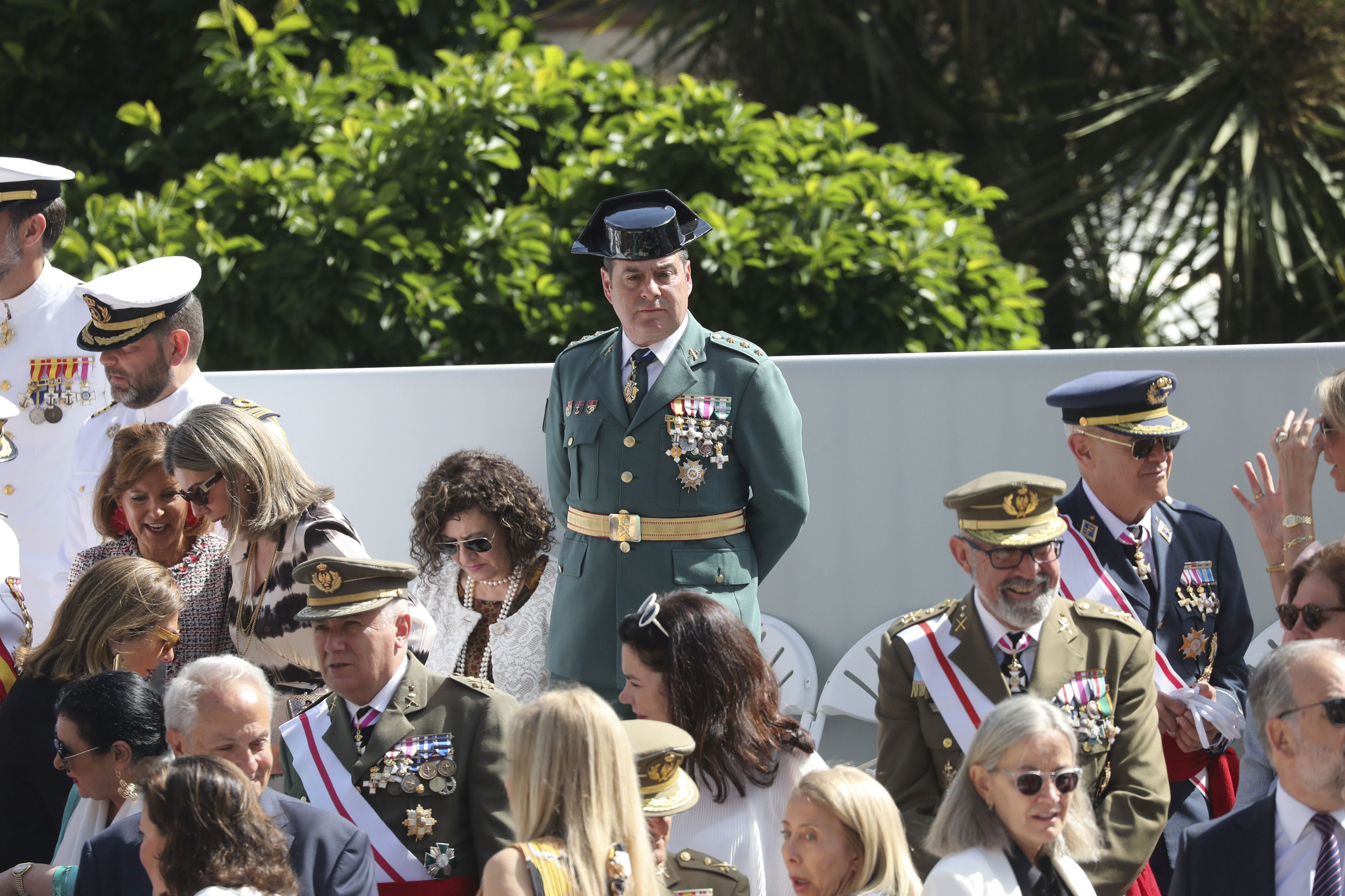 Magnífico desfile militar en un Oviedo hasta la bandera