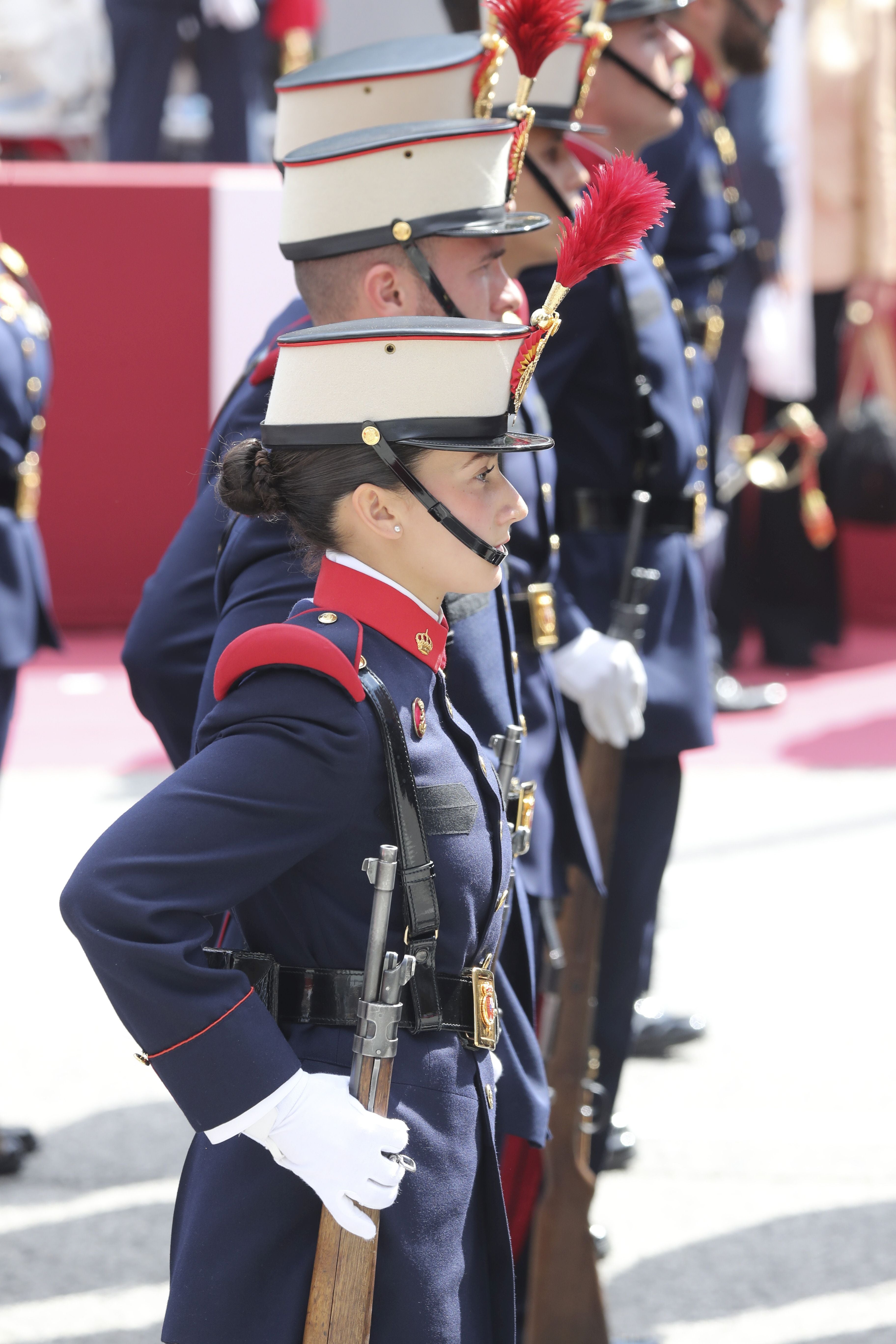 Magnífico desfile militar en un Oviedo hasta la bandera