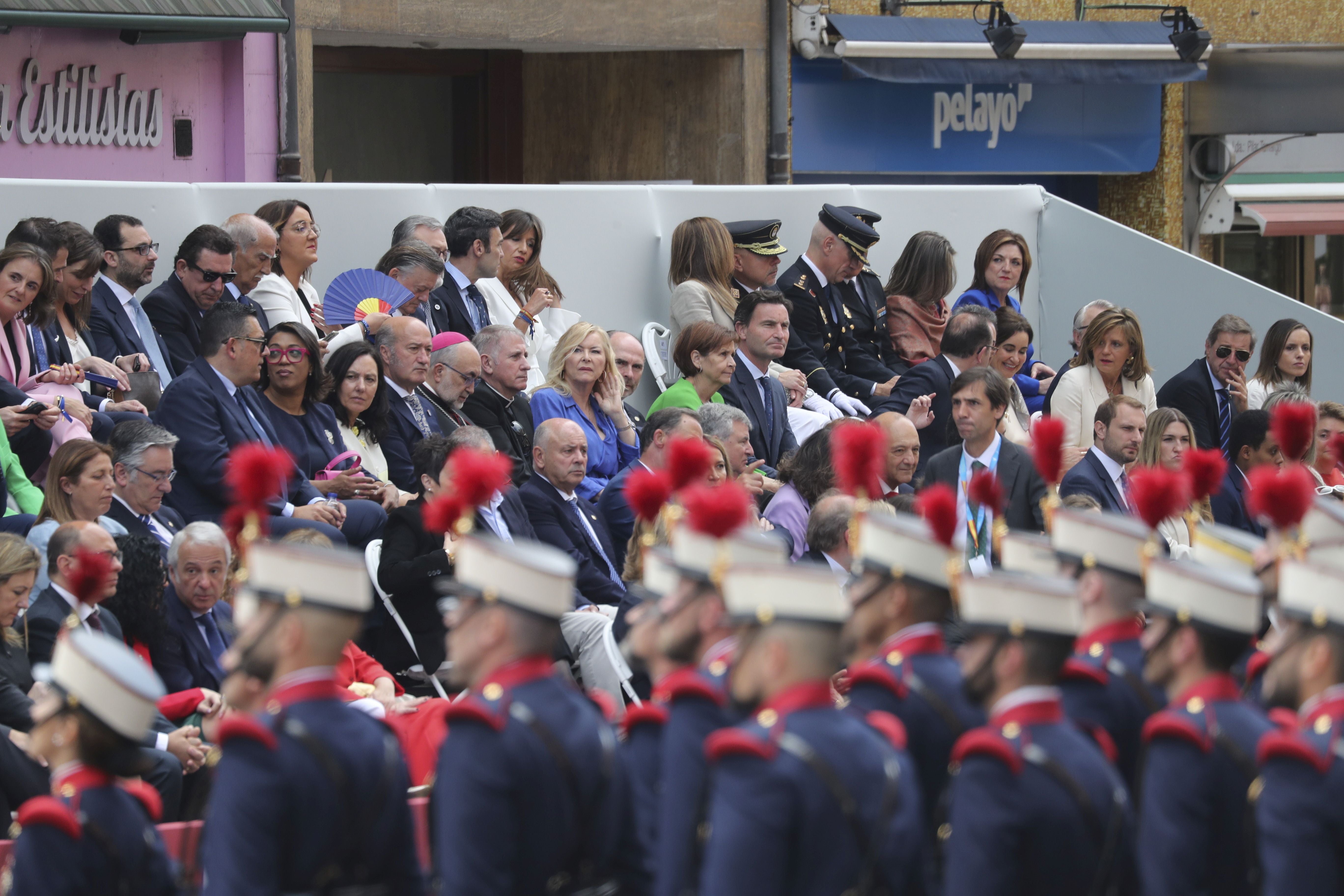 Magnífico desfile militar en un Oviedo hasta la bandera