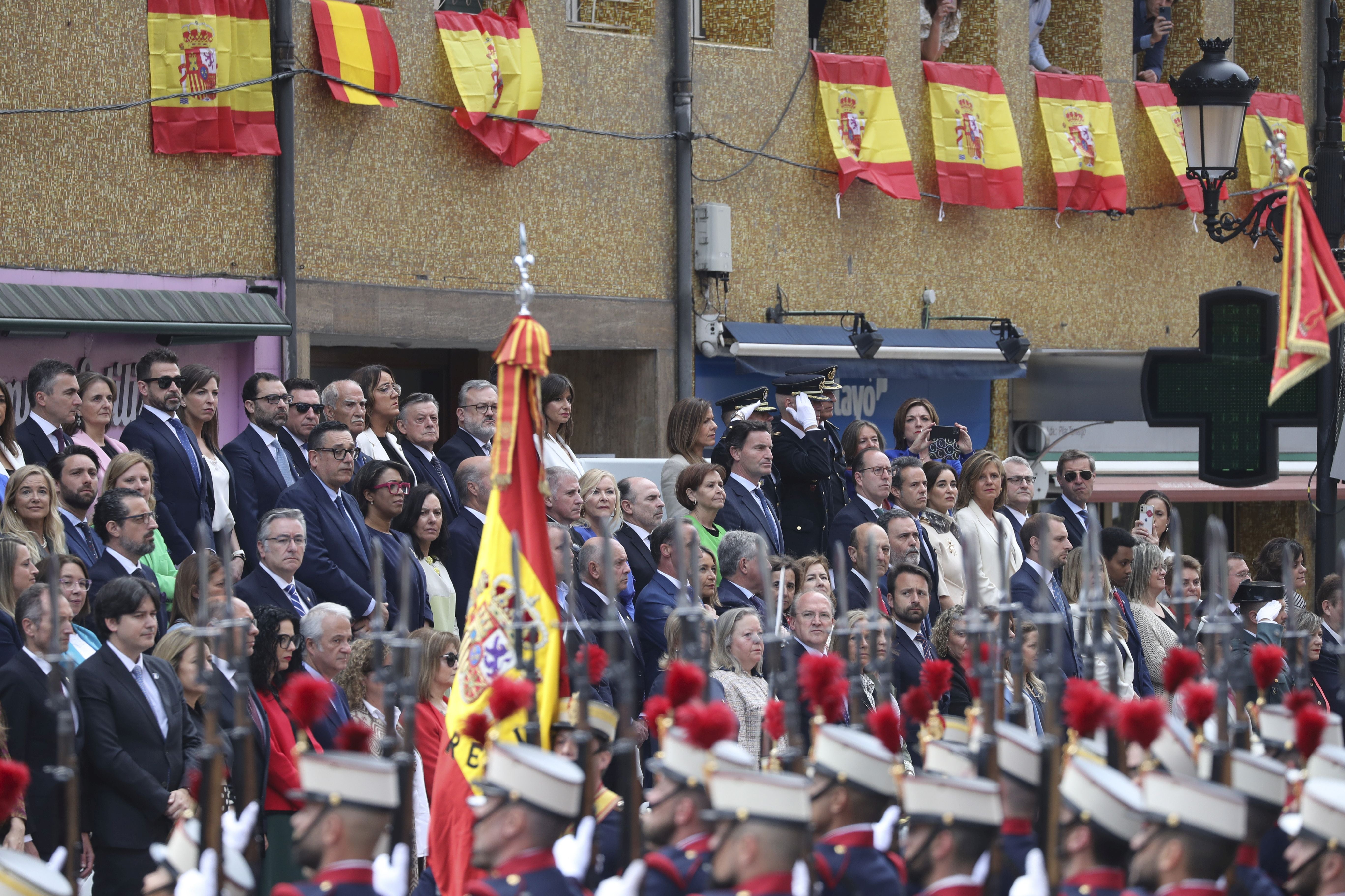 Magnífico desfile militar en un Oviedo hasta la bandera